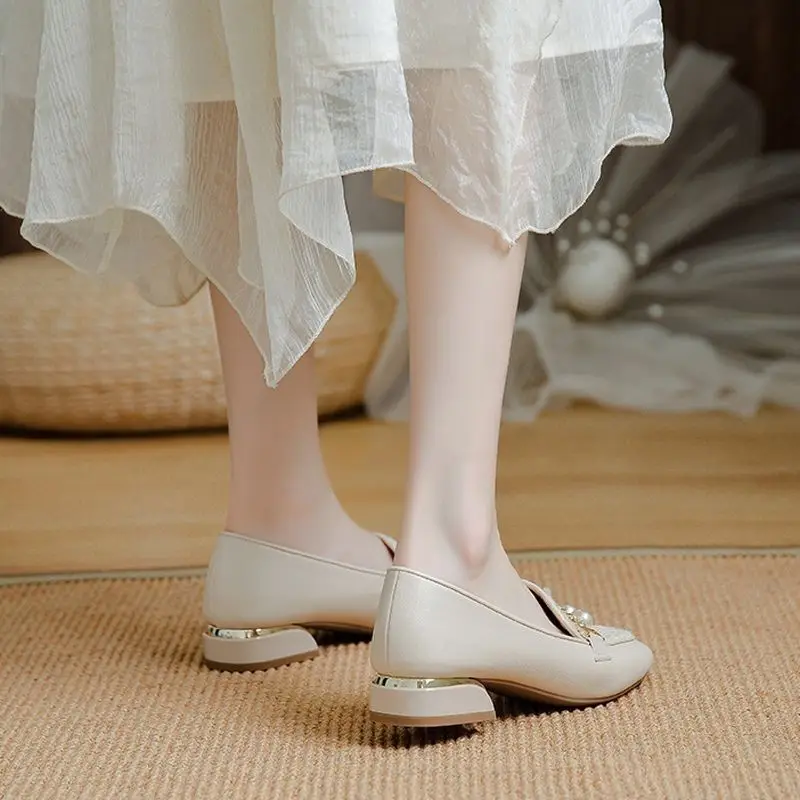 New Women Gentle Style Soft Sole Slip-On Leather Loafers Versatile for Spring and Autumn Casual Wear Comfortable and Fashionable
New Women Gentle Style Soft Sole Slip-On Leather Loafers Versatile for Spring and Autumn Casual Wear Comfortable and Fashionable