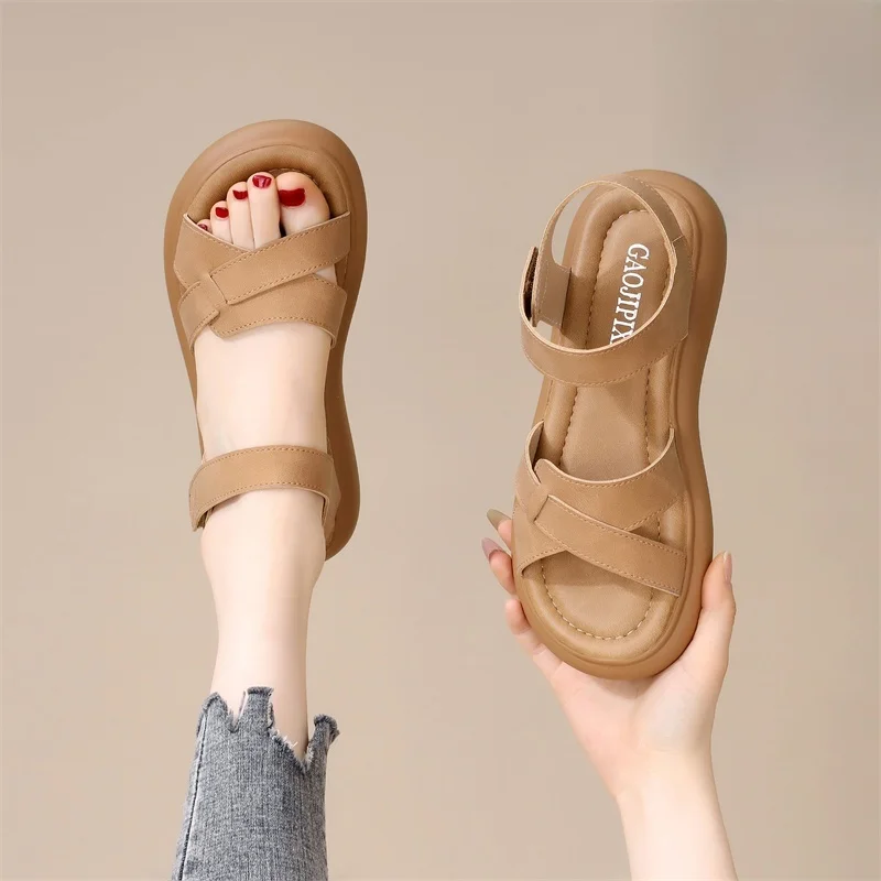 Женские сандалии, новинка 2025, летние удобные нескользящие ботинки на плоской подошве, повседневные пляжные oes, мягкая подошва из натуральной кожи
Женские сандалии, новинка 2025, летние удобные нескользящие ботинки на плоской подошве, повседневные пляжные oes, мягкая подошва из натуральной кожи