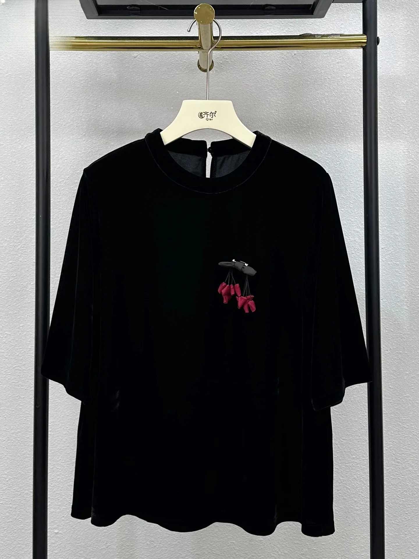 Ele Velvet ort Sve irt Women's Loose Fit Faionable Decorative Flower Design Autumn New Arrival Lady's irt
Ele Velvet ort Sve irt Women's Loose Fit Faionable Decorative Flower Design Autumn New Arrival Lady's irt