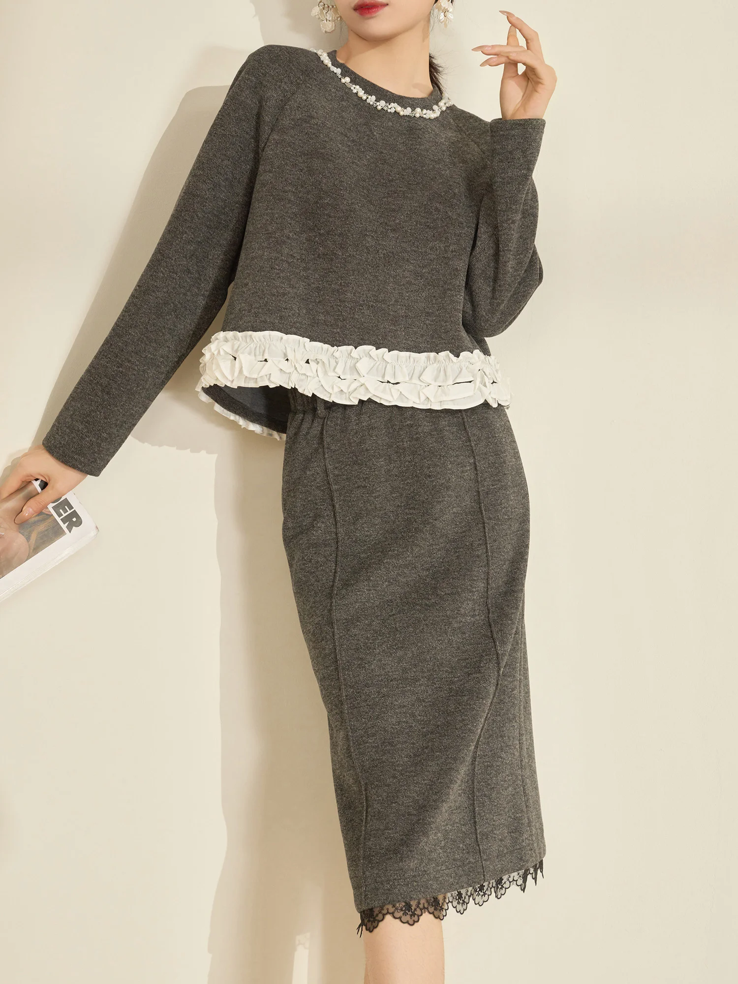 Комплект из топа с бисером и юбки для женщин: теплый зимне-весенний модный ансамбль с кружевным узором и высокой талией от Flowing Era
Комплект из топа с бисером и юбки для женщин: теплый зимне-весенний модный ансамбль с кружевным узором и высокой талией от Flowing Era