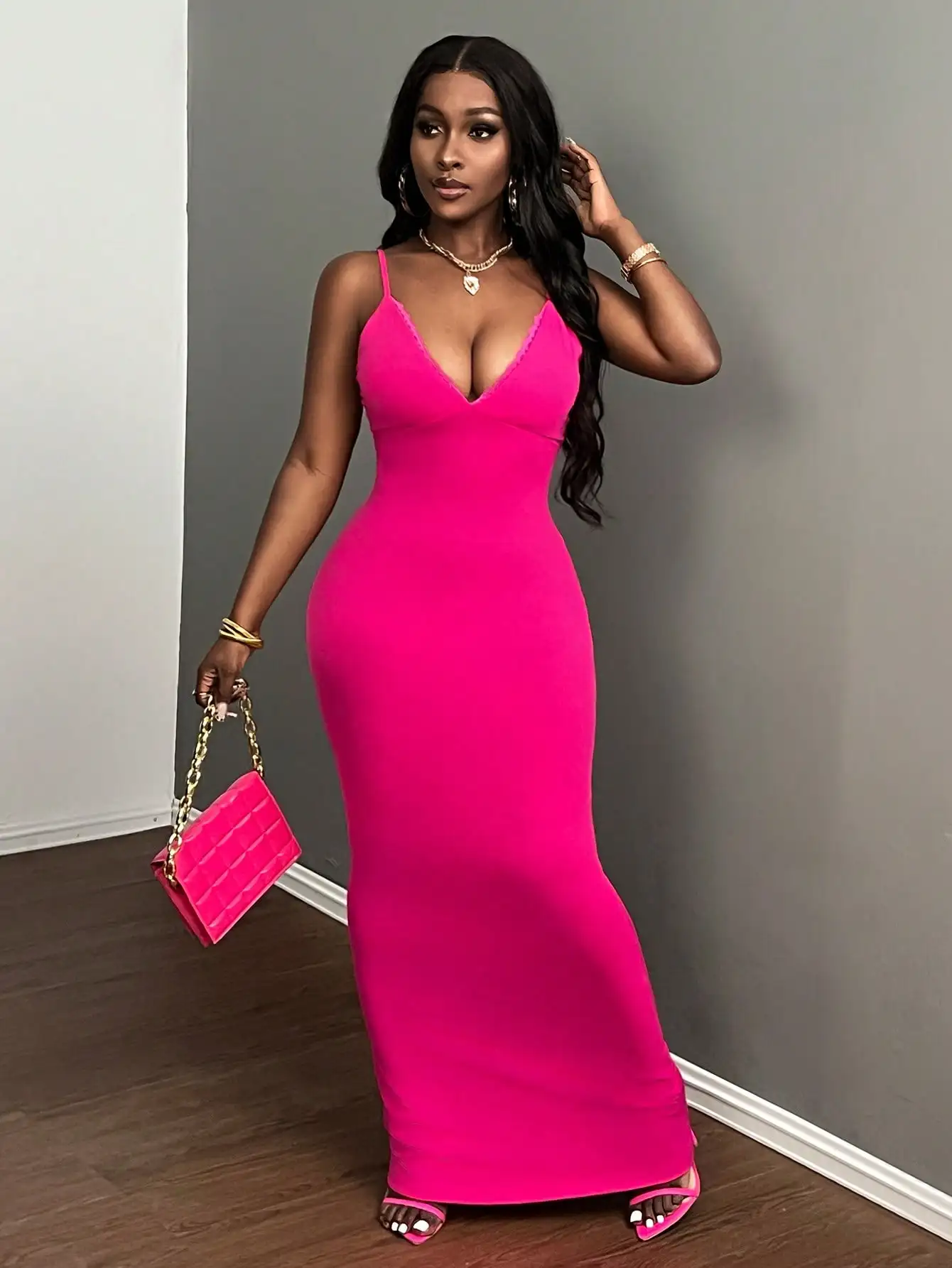 Облегающее макси-платье цвета фуксии на тонких бретелях с V-образным вырезом и рюшами
Облегающее макси-платье цвета фуксии на тонких бретелях с V-образным вырезом и рюшами