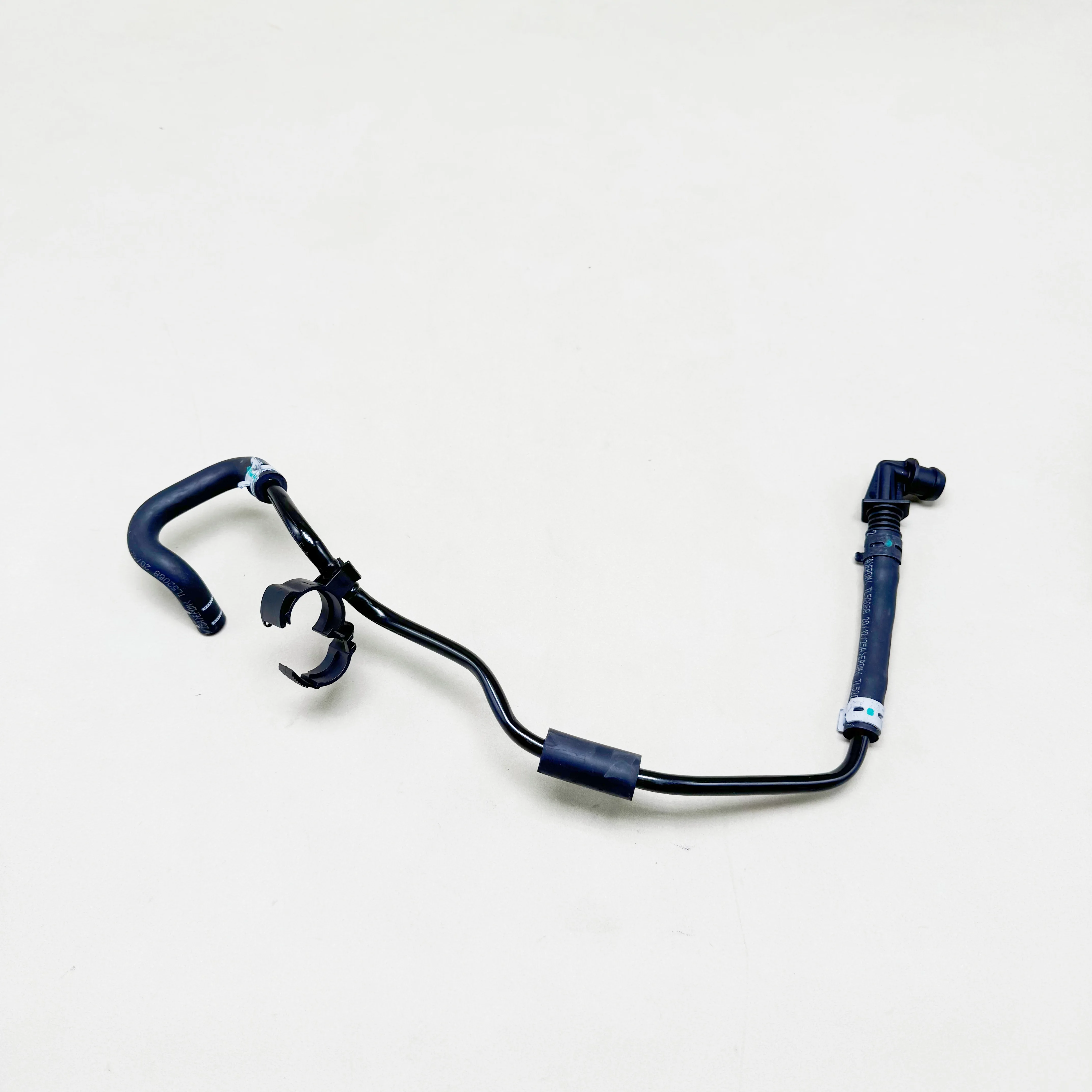 Engine Vent Hose For VW Golf Passat Tiguan Audi A3 A4 2.0T EA888 Breather Pipe OEM 06L121081F 06L121081B 06L121081K 06L121081C
Engine Vent Hose For VW Golf Passat Tiguan Audi A3 A4 2.0T EA888 Breather Pipe OEM 06L121081F 06L121081B 06L121081K 06L121081C