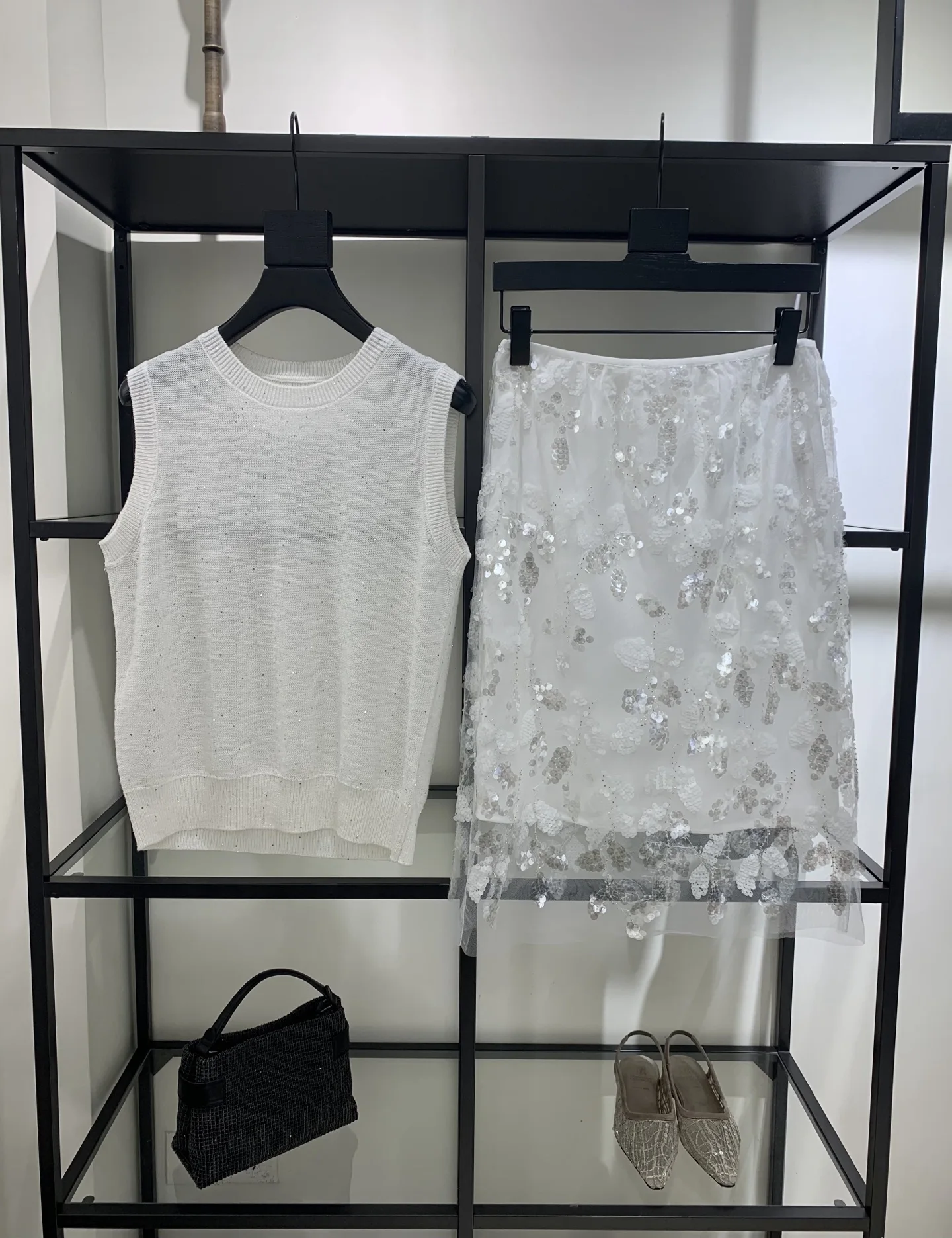 Spring And Summer New High-Quality Sequined Linen Vest+Sequined Elastic Waist Short Skirt For Women
Spring And Summer New High-Quality Sequined Linen Vest+Sequined Elastic Waist Short Skirt For Women