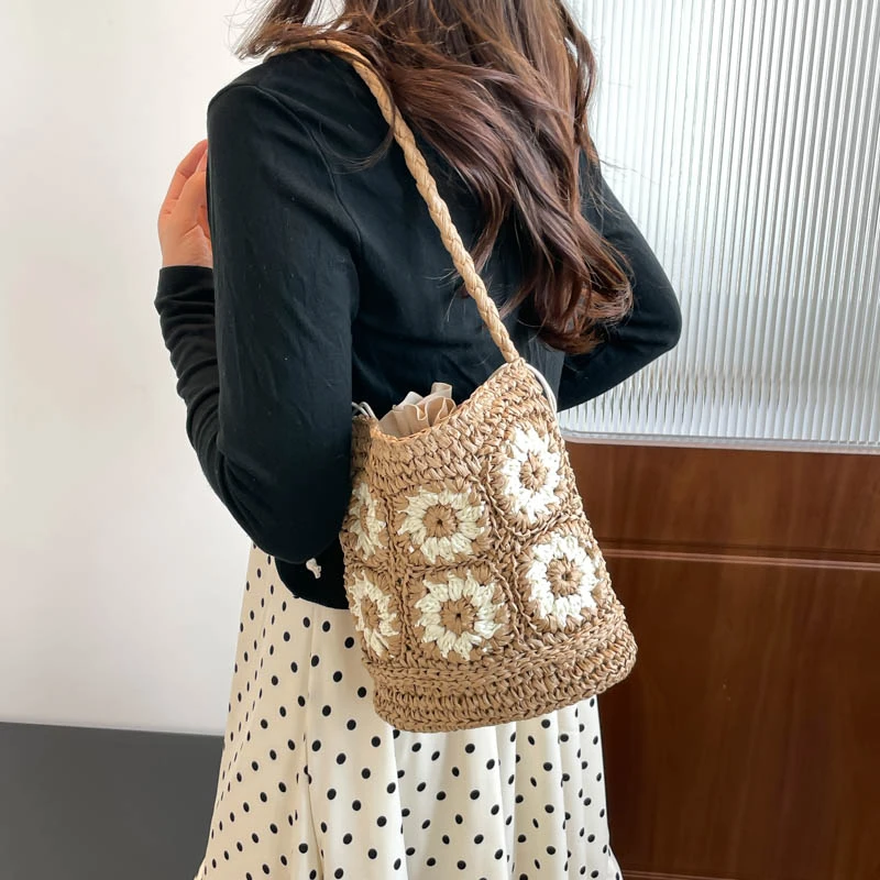 Летняя сумка-ведро в стиле бохо ручной работы с цветами, связанная крючком, из соломки, модная элегантная повседневная пляжная сумка-тоут из рафии для женщин
Летняя сумка-ведро в стиле бохо ручной работы с цветами, связанная крючком, из соломки, модная элегантная повседневная пляжная сумка-тоут из рафии для женщин