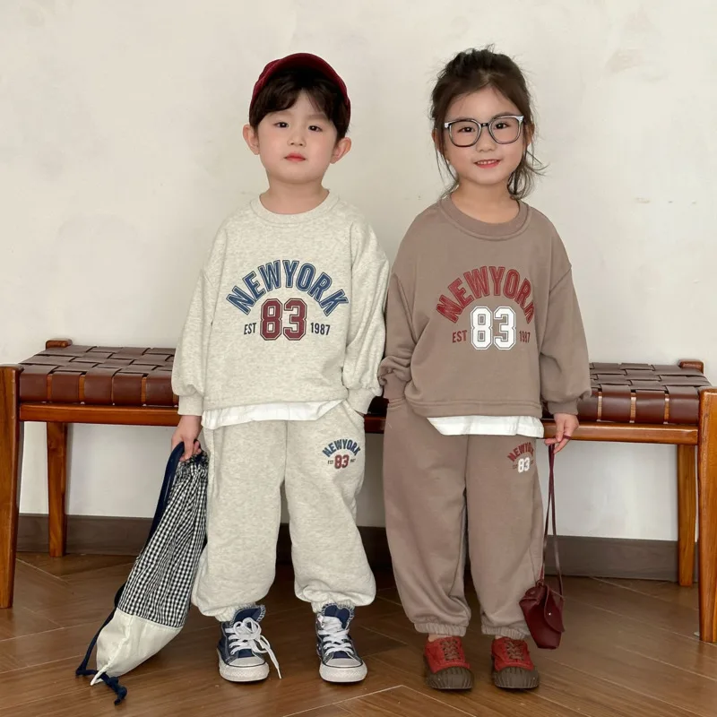 2025 модная детская осенне-зимняя одежда для мальчиков и девочек, хлопковый комплект из 2 предметов, спортивный свитшот, брючный пуловер, детская одежда, От 4 до 8 лет
2025 модная детская осенне-зимняя одежда для мальчиков и девочек, хлопковый комплект из 2 предметов, спортивный свитшот, брючный пуловер, детская одежда, От 4 до 8 лет