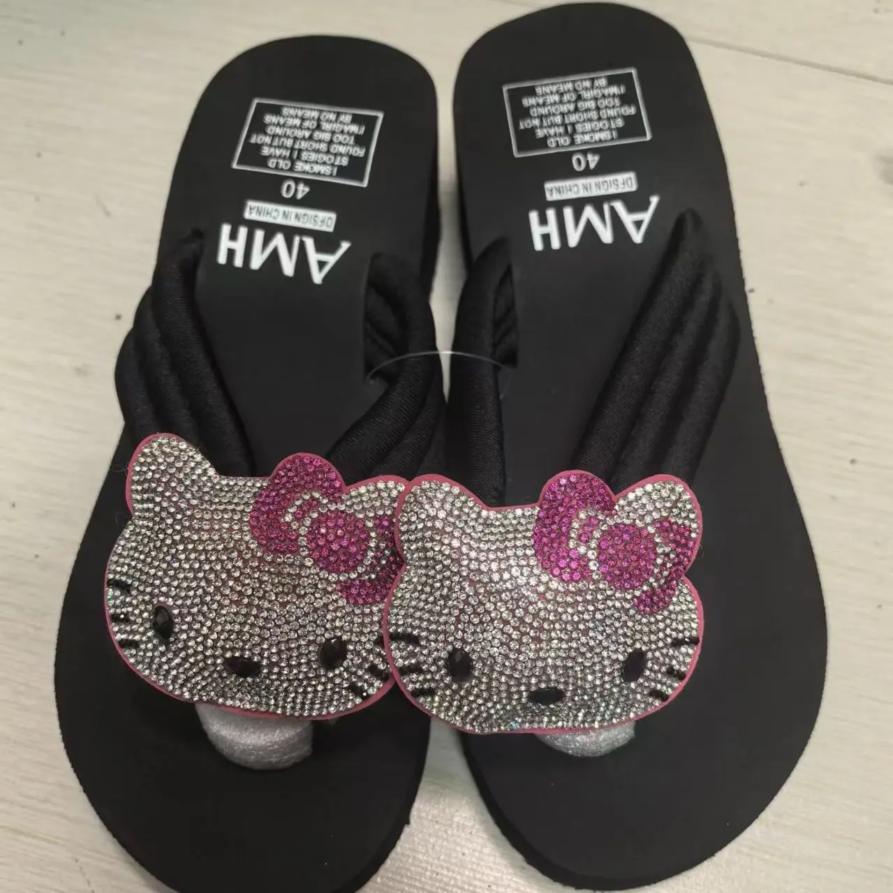 Y2K Summer Hello Kitty Bling Flip Flops for Girls Cute Rhinestone Platform Thong Sandals Non-Slip Thick Sole Hottie Beach Slides
Y2K Summer Hello Kitty Bling Flip Flops for Girls Cute Rhinestone Platform Thong Sandals Non-Slip Thick Sole Hottie Beach Slides