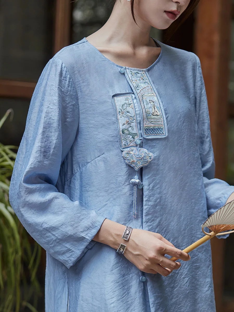 Шикарный китайский чайный костюм для женщин: модный вышитый осенний длинный халат с круглым вырезом, пуговицами и бахромой
Шикарный китайский чайный костюм для женщин: модный вышитый осенний длинный халат с круглым вырезом, пуговицами и бахромой