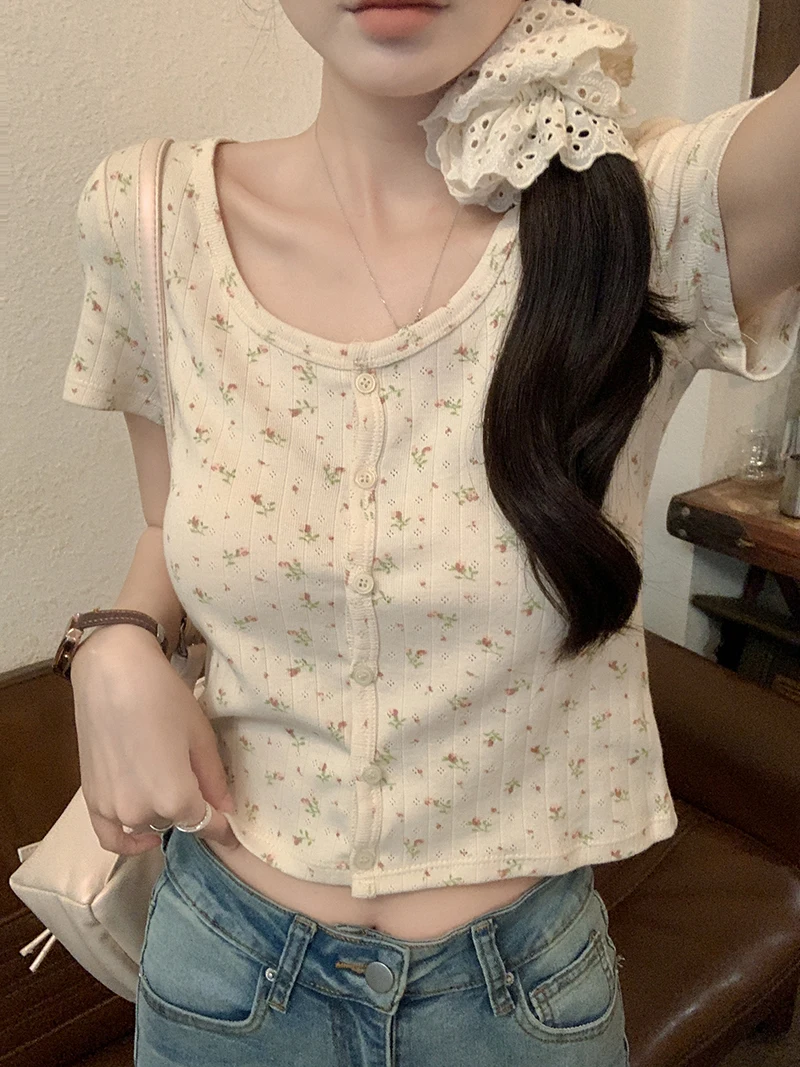 Korean Version of Short Slim-fitting and Thin Shoulder Round Neck Floral Niche Inner Top
Korean Version of Short Slim-fitting and Thin Shoulder Round Neck Floral Niche Inner Top