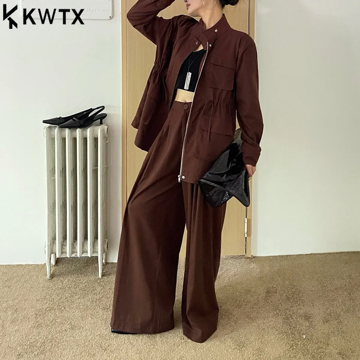 KWTX Women’s Two-Piece Set 2025 Spring Summer Stand Collar Jacket Wide Leg Pants Casual Solid Color Elegant Comfortable Premium
KWTX Women’s Two-Piece Set 2025 Spring Summer Stand Collar Jacket Wide Leg Pants Casual Solid Color Elegant Comfortable Premium