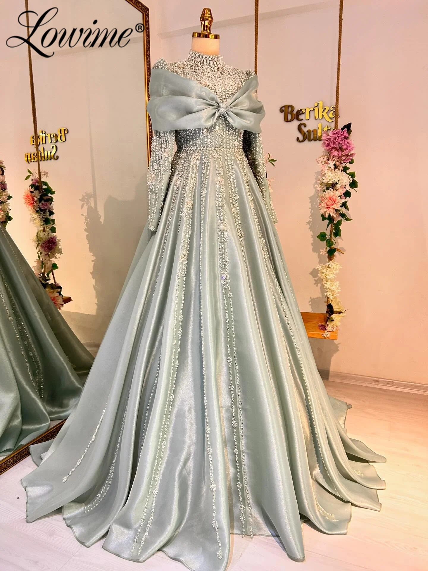 Индивидуальные арабские зеленые вечерние платья цвета шампань с бисером и жемчугом для женщин, свадебные и выпускные платья А-силуэта с длинными рукавами
Индивидуальные арабские зеленые вечерние платья цвета шампань с бисером и жемчугом для женщин, свадебные и выпускные платья А-силуэта с длинными рукавами