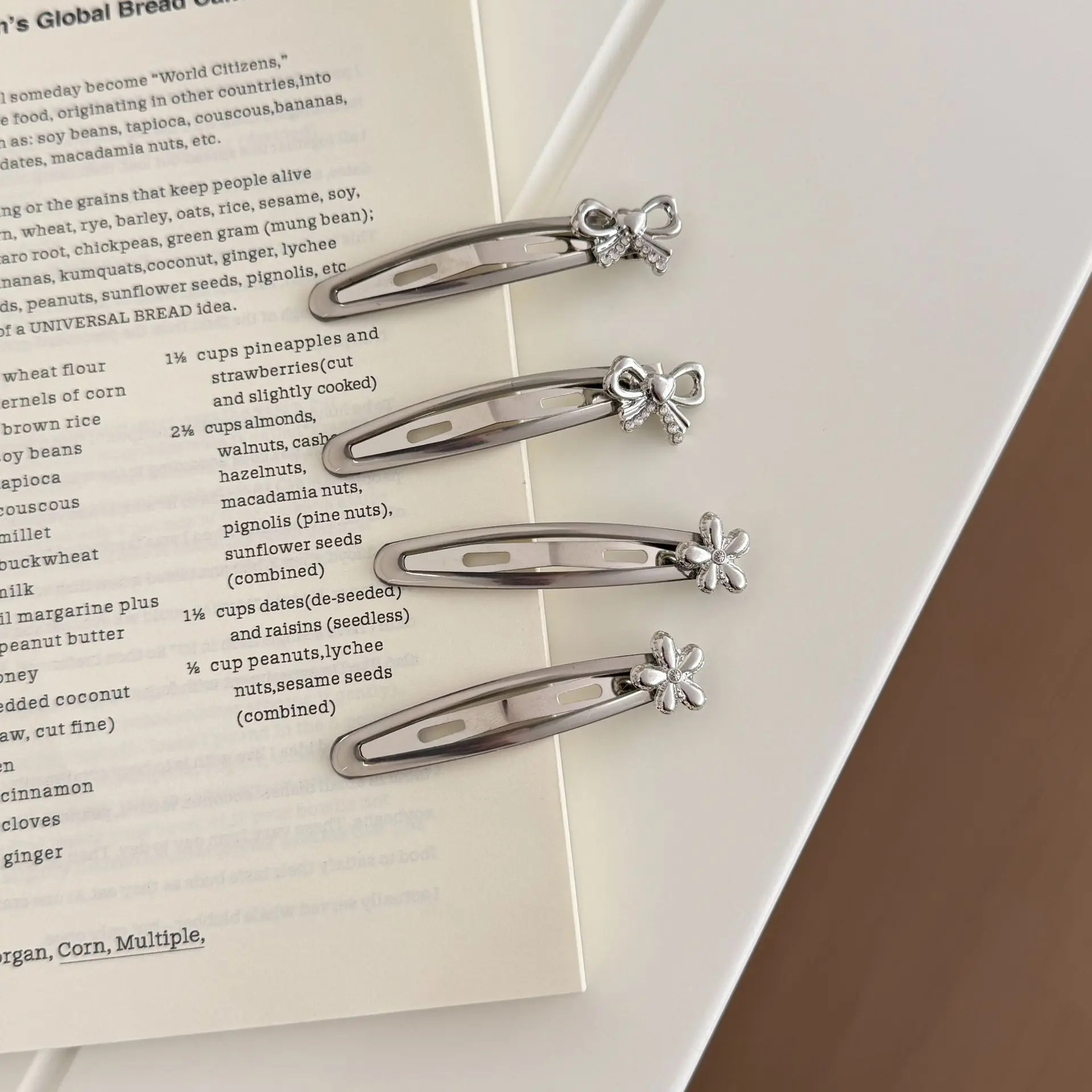 Light Luxury BB Clip Cool Silver Metal Rhinestone Bow Flower Simple Flat Bangs Clip Elegant Hair Pin for Women Daily
Light Luxury BB Clip Cool Silver Metal Rhinestone Bow Flower Simple Flat Bangs Clip Elegant Hair Pin for Women Daily
