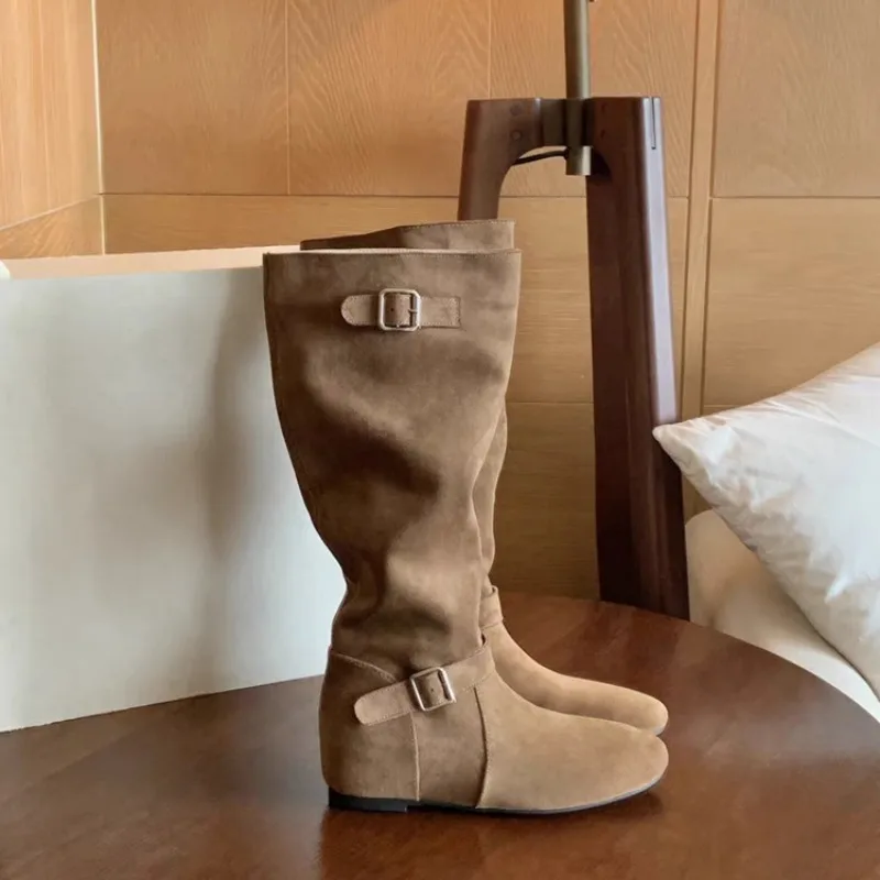 Женские ботинки до середины икры, высококачественные замшевые повседневные ботинки, темпераментные брюки с пряжкой на ремне, нескользящие ботинки на плоской подошве Botas Mujer
Женские ботинки до середины икры, высококачественные замшевые повседневные ботинки, темпераментные брюки с пряжкой на ремне, нескользящие ботинки на плоской подошве Botas Mujer