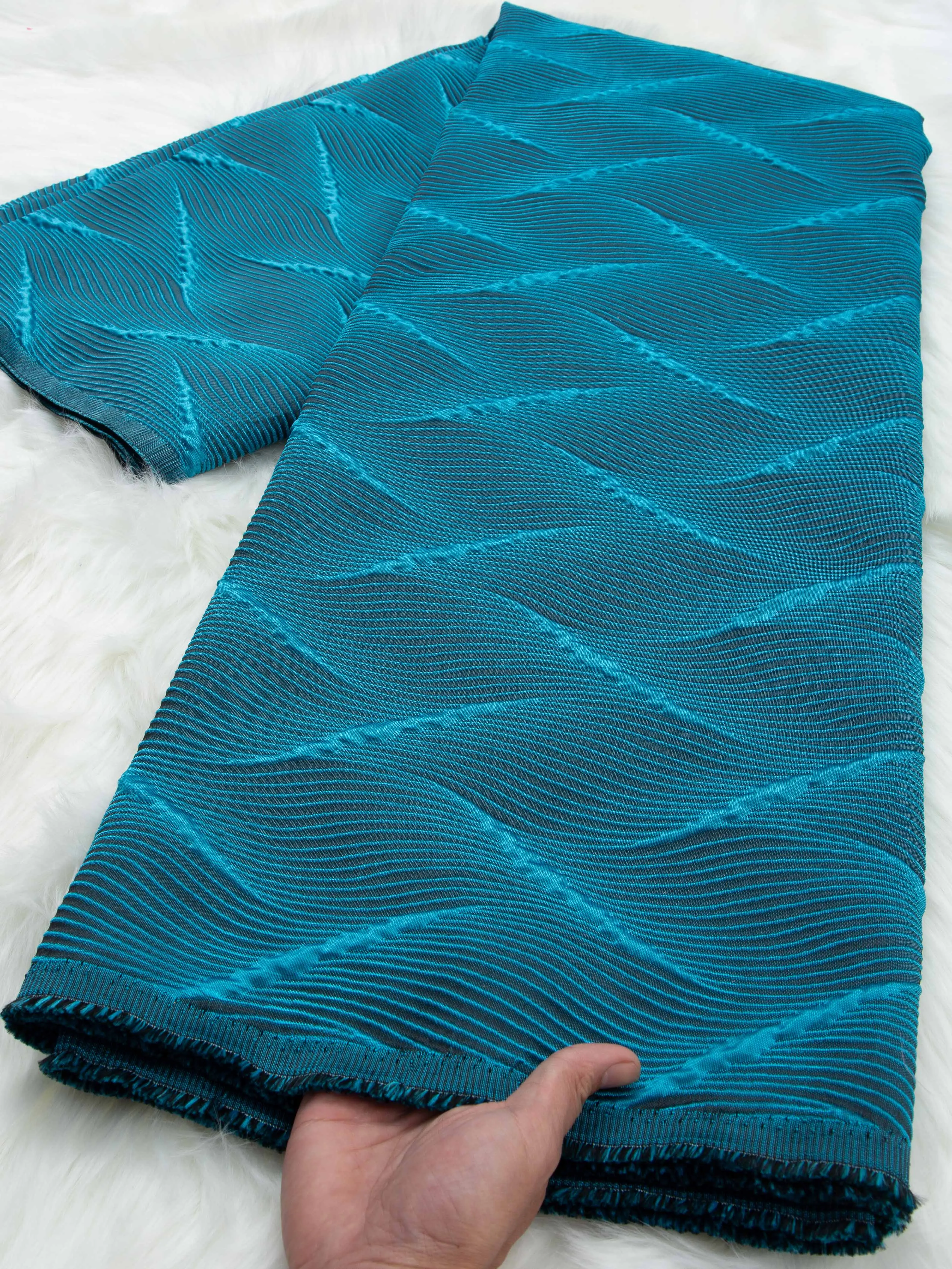 Высококачественная жаккардовая ткань из брокада и кружева 2026 года, нигерийские кружевные ткани класса люкс для пошива праздничных платьев для женщин, 5 ярдов, TY4701
Высококачественная жаккардовая ткань из брокада и кружева 2026 года, нигерийские кружевные ткани класса люкс для пошива праздничных платьев для женщин, 5 ярдов, TY4701