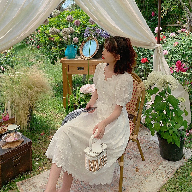 White Embroidered Bubble Sleeve V-Neck Dress Women's Fashion Korean Style High Waist A-Line Skirt Short Sleeve Knot
White Embroidered Bubble Sleeve V-Neck Dress Women's Fashion Korean Style High Waist A-Line Skirt Short Sleeve Knot