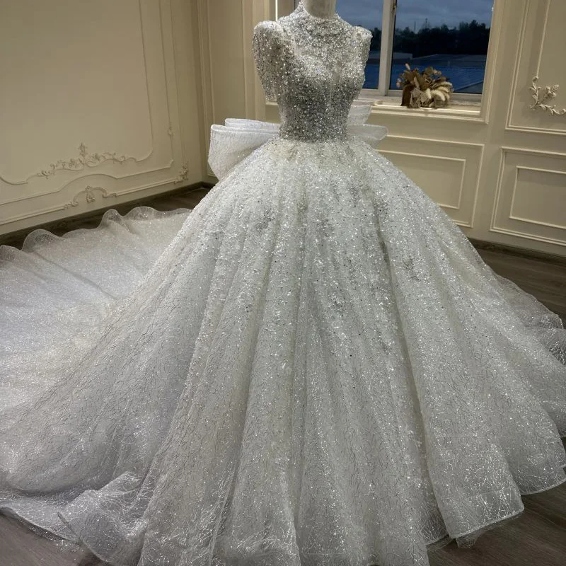 2024 new round-neck short-sleeved luxury beaded back strap large tail wedding dress
2024 new round-neck short-sleeved luxury beaded back strap large tail wedding dress