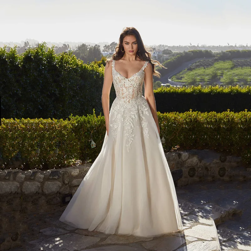 Luxury A-Line Lace Applique Wedding Dress Sexy V-Neck Open Back with Button Simple Spaghetti Straps Gowns Court Train Customized
Luxury A-Line Lace Applique Wedding Dress Sexy V-Neck Open Back with Button Simple Spaghetti Straps Gowns Court Train Customized