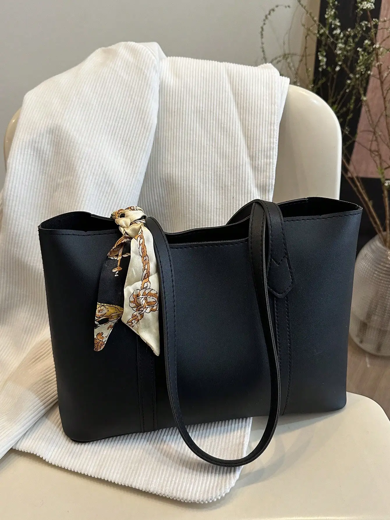 New Design Luxurious Graphic Versatile Women Shoulder Tote Bag, New Fashionable Big Bags For Women , Office
New Design Luxurious Graphic Versatile Women Shoulder Tote Bag, New Fashionable Big Bags For Women , Office