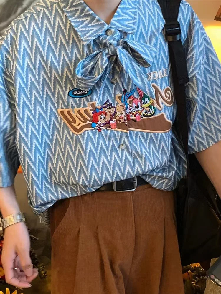 Ретро-рубашка с вышивкой и мультяшным воротником, летняя коллекция 2023, модная молодежная повседневная модель с завязками, в полоску
Ретро-рубашка с вышивкой и мультяшным воротником, летняя коллекция 2023, модная молодежная повседневная модель с завязками, в полоску