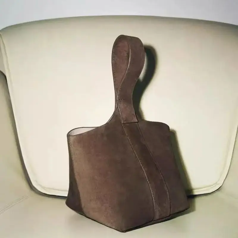 Suede Sewing Thread Retro Women's Shoulder Bags Casual Versatile 2025 New Solid Colors High Capacity Casual Handbag
Suede Sewing Thread Retro Women's Shoulder Bags Casual Versatile 2025 New Solid Colors High Capacity Casual Handbag