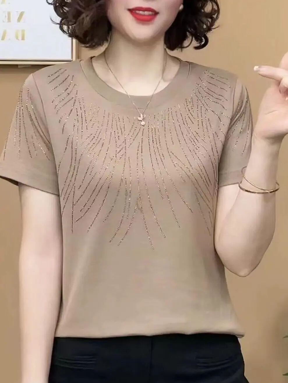 Casual Loose Short Sleeve Mom T-Shirt Fashionable Diamond Studded Cotton Summer Top for Middle-Aged Women Slimming Effect
Casual Loose Short Sleeve Mom T-Shirt Fashionable Diamond Studded Cotton Summer Top for Middle-Aged Women Slimming Effect