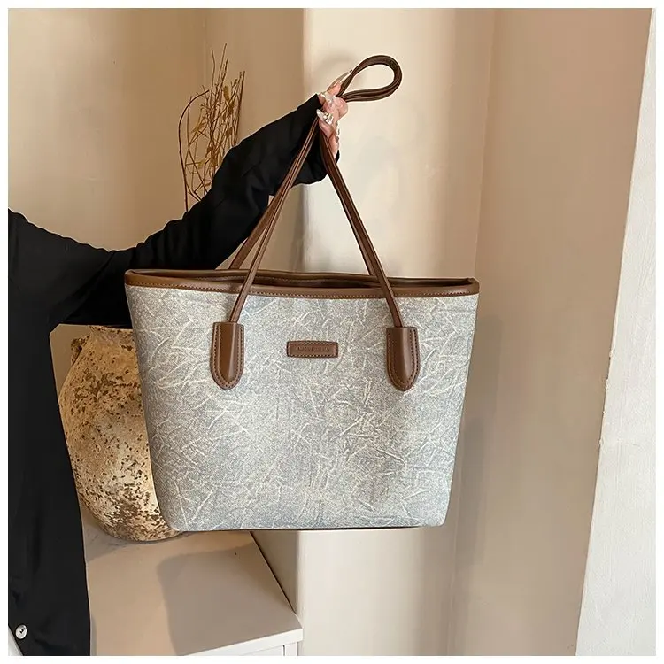 New Arrival in 2025: Women's Fashionable Niche Large Capacity Shoulder Tote By Luxury Brand
New Arrival in 2025: Women's Fashionable Niche Large Capacity Shoulder Tote By Luxury Brand