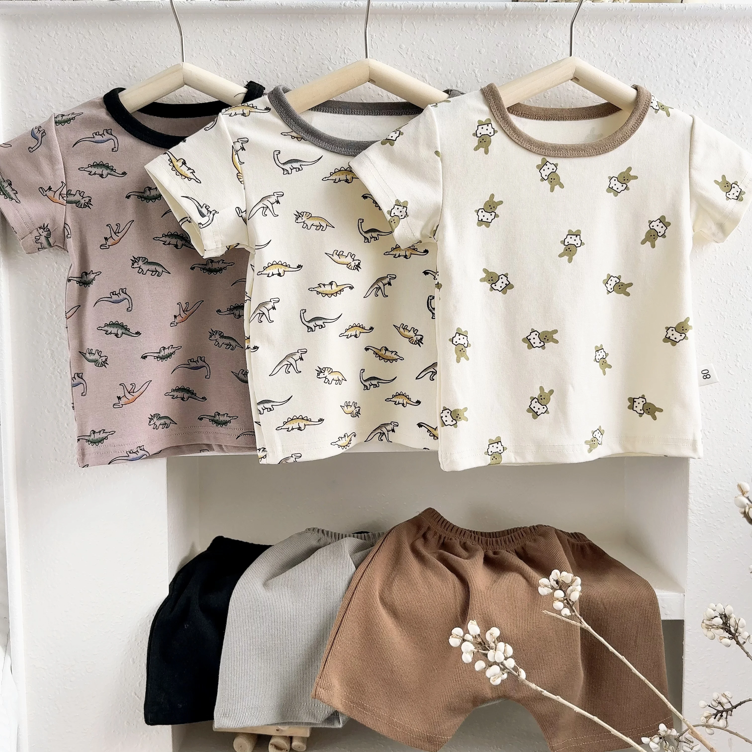 TZ23085 Korean Style Summer New Animal Full Print Top + Solid Color Shorts Refreshing Set Fashion Casual Daily Wear
TZ23085 Korean Style Summer New Animal Full Print Top + Solid Color Shorts Refreshing Set Fashion Casual Daily Wear