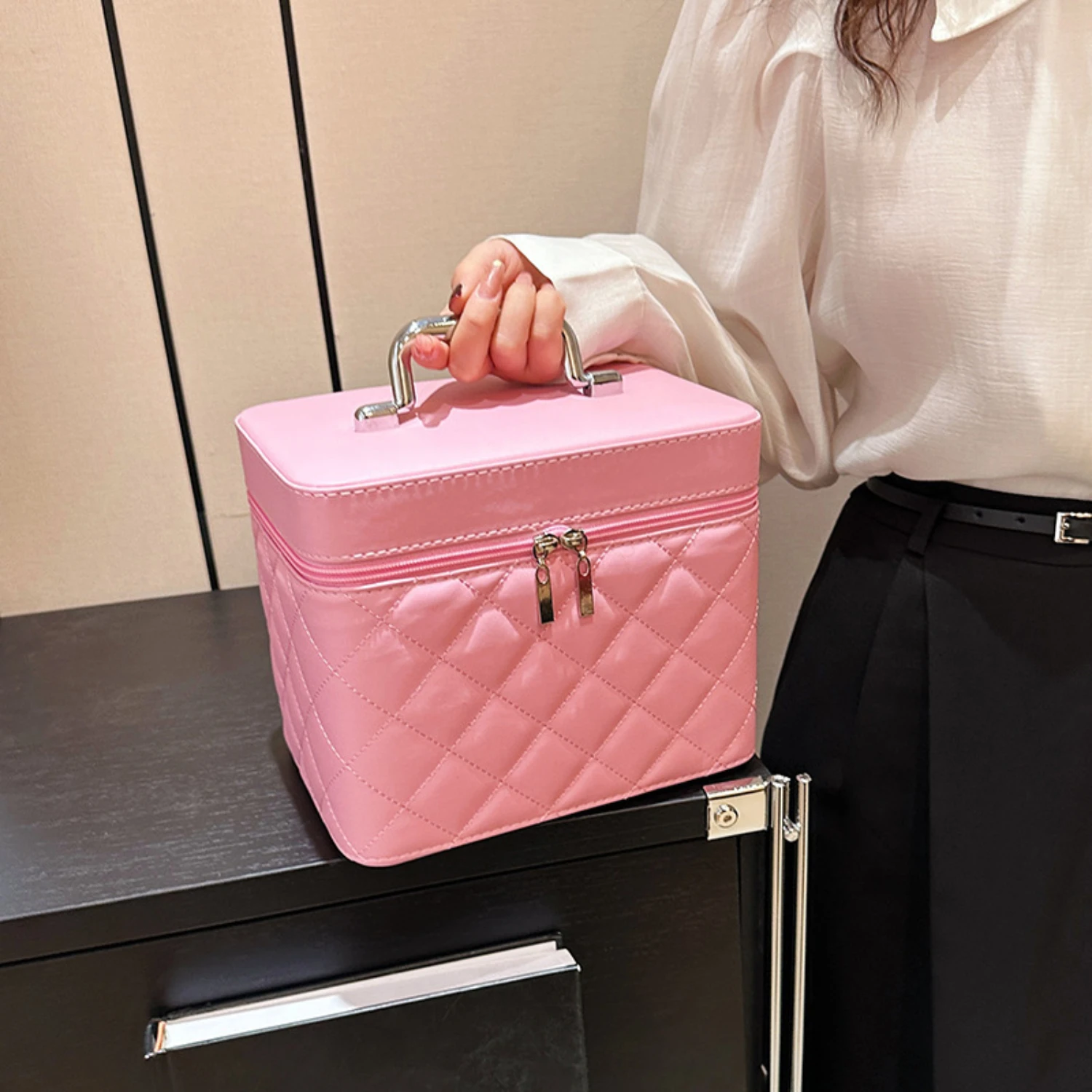 Argyle Quilted Cosmetic Box - Large Capacity Makeup Bag, Zipper & Handle, Portable Carrying Case
Argyle Quilted Cosmetic Box - Large Capacity Makeup Bag, Zipper & Handle, Portable Carrying Case