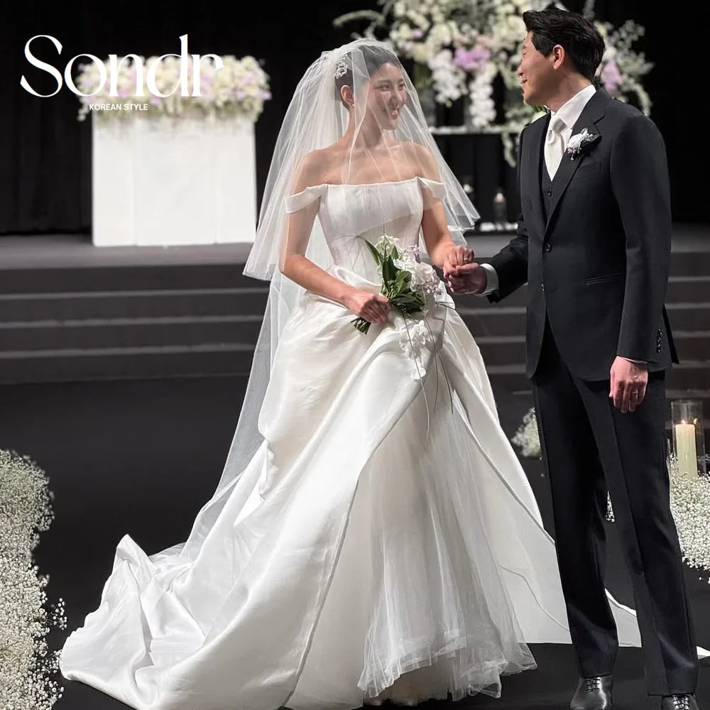 Sondr Boat Neck Satin Korean Wedding Dresses Japanese Bridal Wedding Party Gown Customized Photo Shoot Gown
Sondr Boat Neck Satin Korean Wedding Dresses Japanese Bridal Wedding Party Gown Customized Photo Shoot Gown