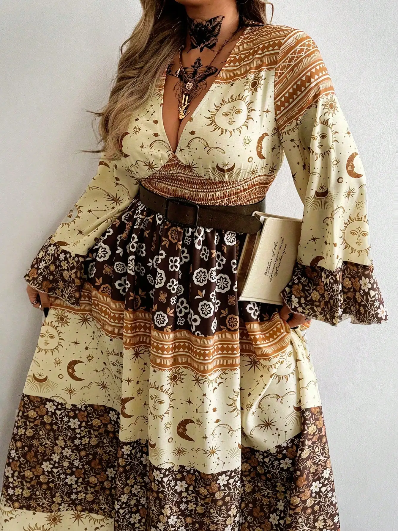 Платье макси с V-образным вырезом, расклешенными рукавами и принтом в стиле бохо-пэчворк, с поясом
Платье макси с V-образным вырезом, расклешенными рукавами и принтом в стиле бохо-пэчворк, с поясом