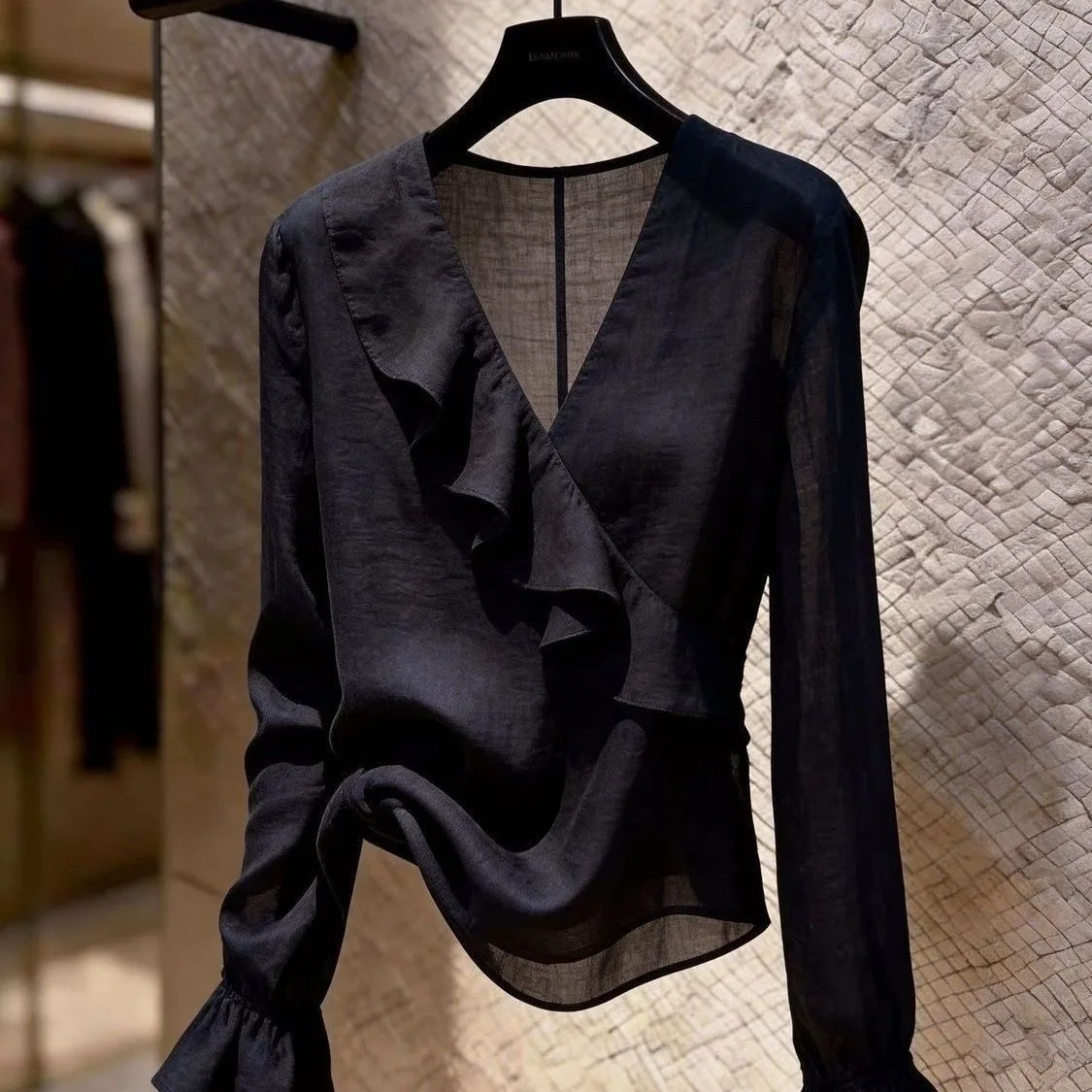 Elegant Black V-Neck Shirt with Ruffle Design Long Sleeve Slimming Top Versatile Commute Style Women's Fashion 2026 New Arrival
Elegant Black V-Neck Shirt with Ruffle Design Long Sleeve Slimming Top Versatile Commute Style Women's Fashion 2026 New Arrival