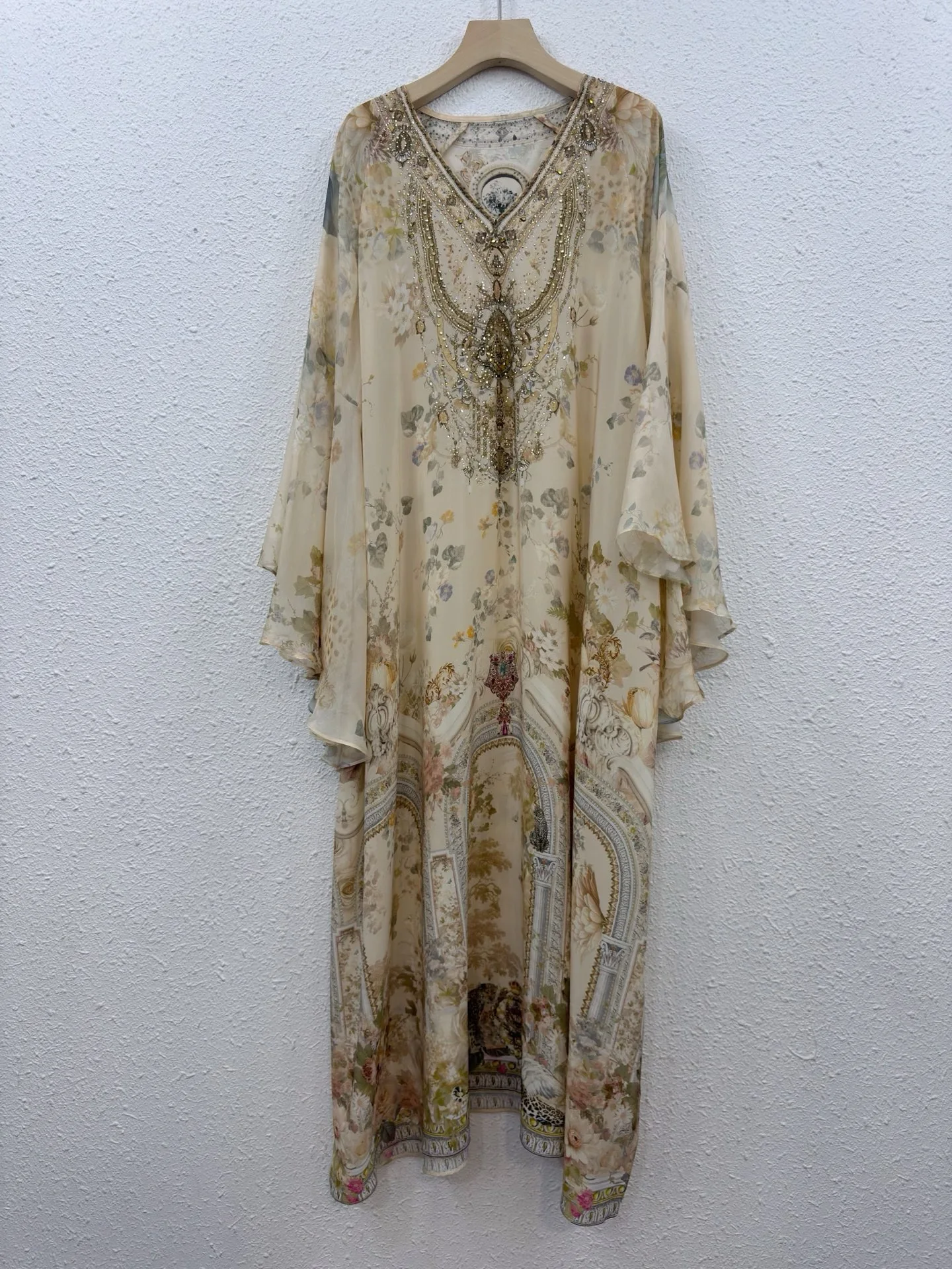 Bohemian Luxury Handcrafted Crystal Beaded V Neck Caftan Dress Ladies Antique Floral Architecture Print Flare Sleeve Loose Fit
Bohemian Luxury Handcrafted Crystal Beaded V Neck Caftan Dress Ladies Antique Floral Architecture Print Flare Sleeve Loose Fit