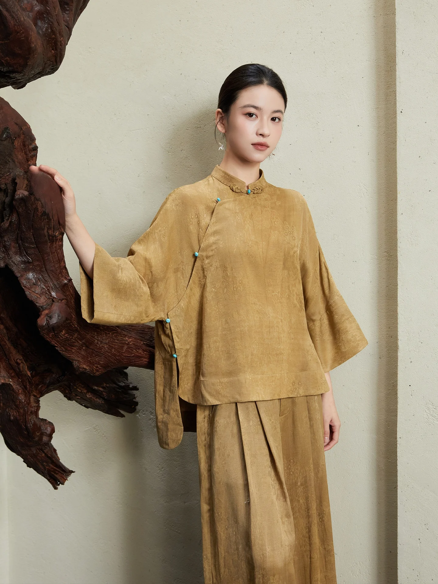 Anytime Autumn Cloud Chinese Sle Женская irt с воротником-стойкой и боковыми пуговицами с цветочной вышивкой Proc Свободная посадка для дыхания...
Anytime Autumn Cloud Chinese Sle Женская irt с воротником-стойкой и боковыми пуговицами с цветочной вышивкой Proc Свободная посадка для дыхания...