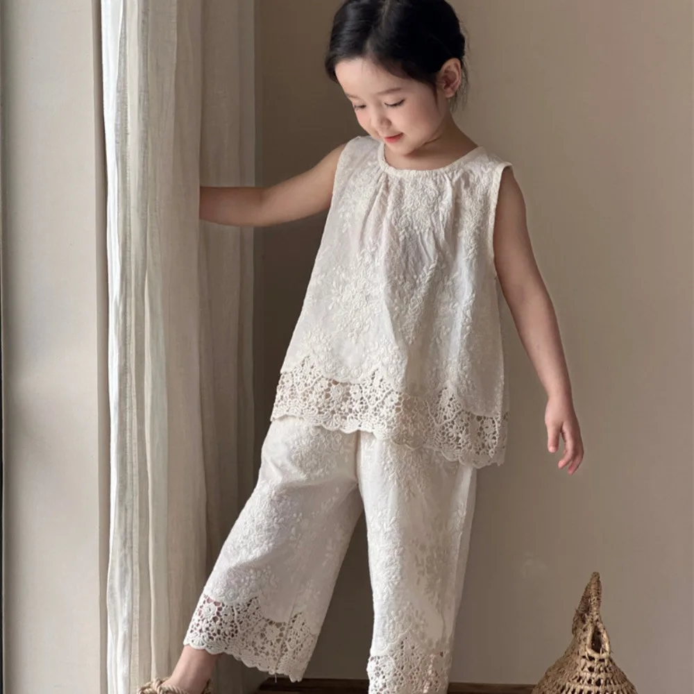 Girls Suit Korean Style 2024 Summer New Solid Color Lace Sleeveless Tank Top Wide Leg Pants Fashion Casual Summer Children Suit
Girls Suit Korean Style 2024 Summer New Solid Color Lace Sleeveless Tank Top Wide Leg Pants Fashion Casual Summer Children Suit