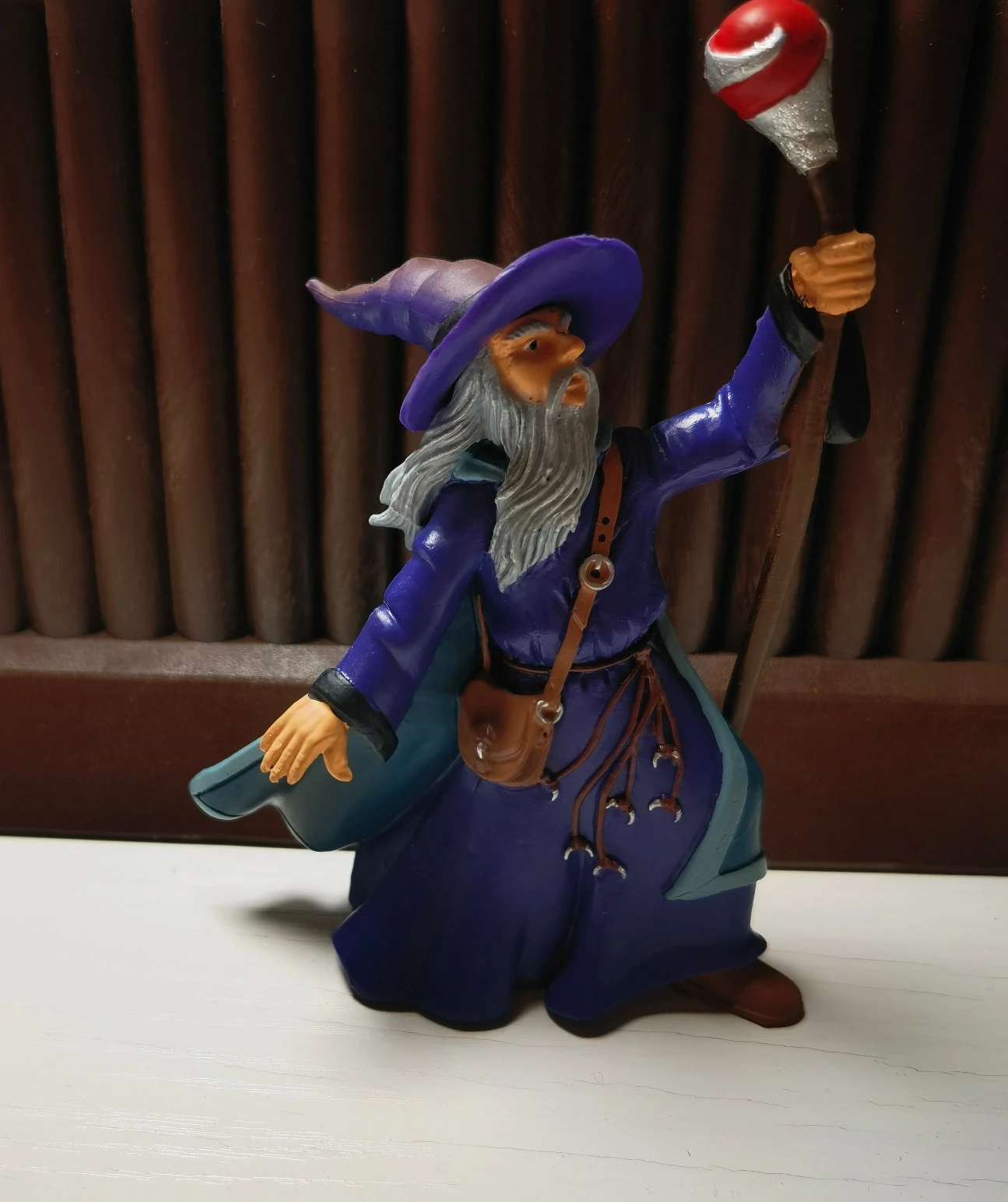 Фигурка из ПВХ, модель игрушечного волшебника, ведьмы, фиолетовый халат
Фигурка из ПВХ, модель игрушечного волшебника, ведьмы, фиолетовый халат