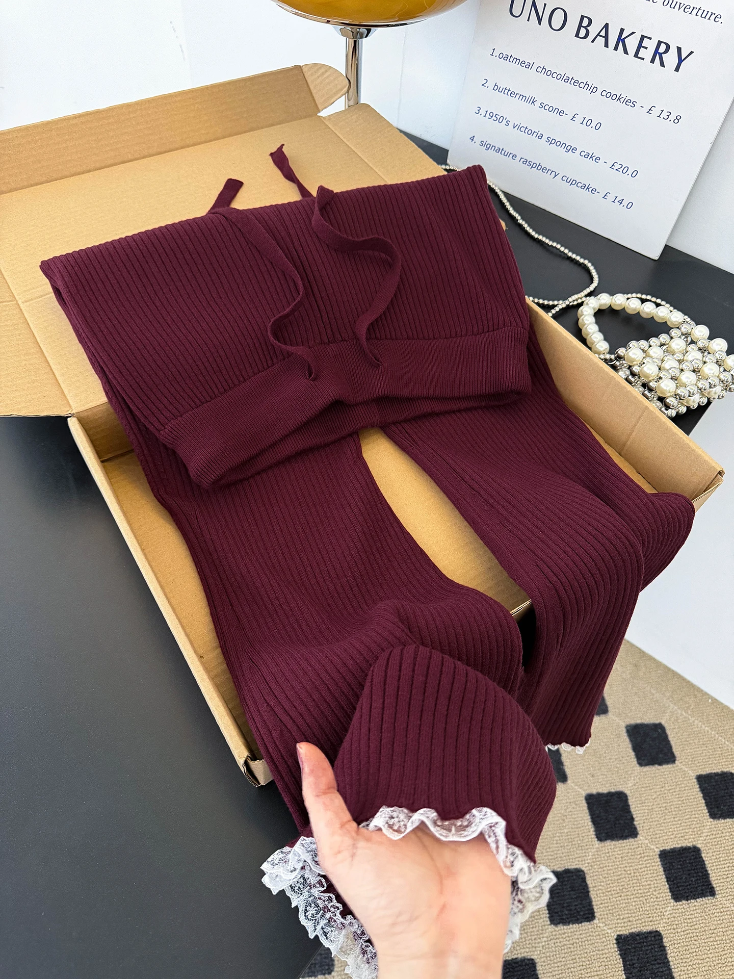 Женские трикотажные брюки с высокой талией, осенне-зимние, прямые, повседневные, эластичные, слегка расклешенные, с кружевной отделкой, комфортная посадка
Женские трикотажные брюки с высокой талией, осенне-зимние, прямые, повседневные, эластичные, слегка расклешенные, с кружевной отделкой, комфортная посадка