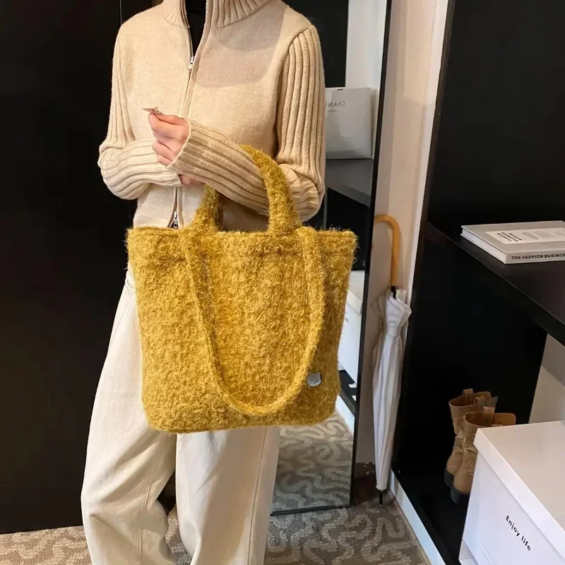 2025 Women's New Solid Color Faux Fur Minimalist Convertible Crossbody/Handheld Bag - Daily Commute Essentials for Ladies
2025 Women's New Solid Color Faux Fur Minimalist Convertible Crossbody/Handheld Bag - Daily Commute Essentials for Ladies