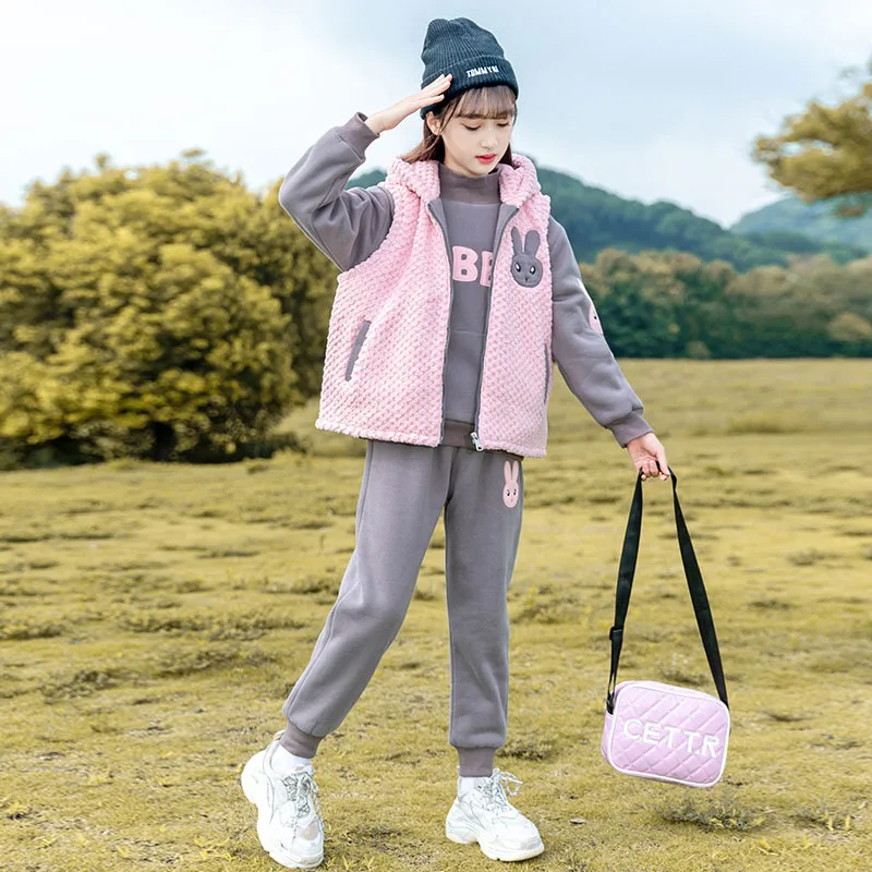 2025 корейский осенне-зимний детский утепленный костюм-тройка для девочек-подростков, толстовка + теплый жилет с капюшоном с героями мультфильмов + спортивные штаны
2025 корейский осенне-зимний детский утепленный костюм-тройка для девочек-подростков, толстовка + теплый жилет с капюшоном с героями мультфильмов + спортивные штаны