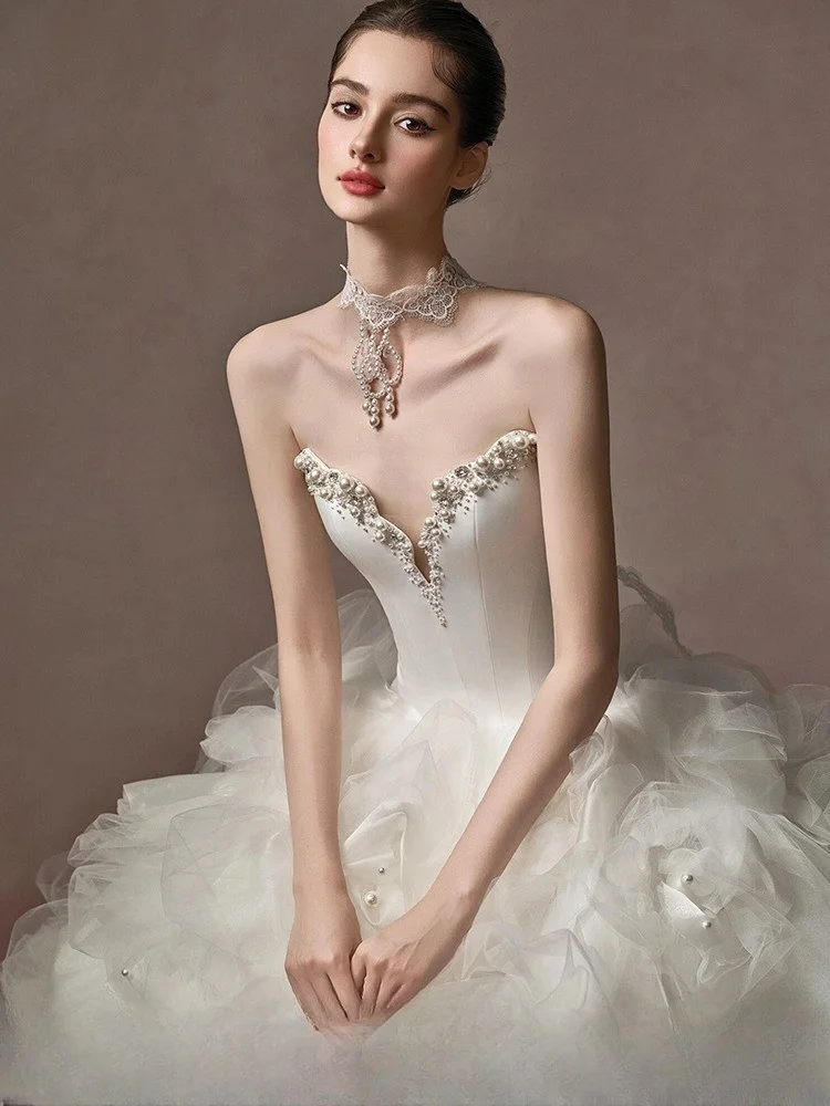 A new strapless dress with high-quality heavy floral main fabric and large tailline
A new strapless dress with high-quality heavy floral main fabric and large tailline
