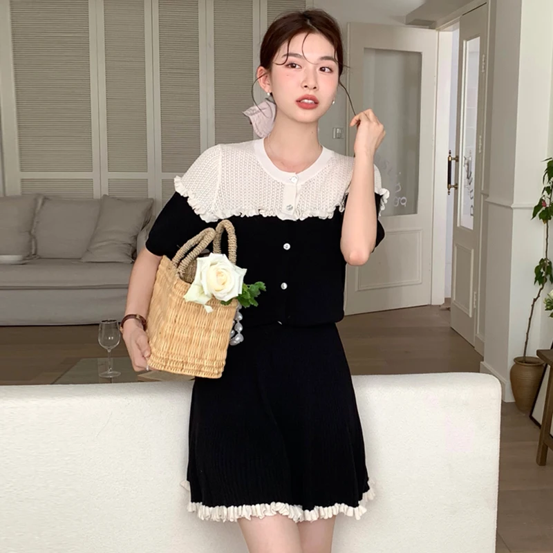 Fashion Women's Wind Hollow Lace Contrast Knitted Shirt Summer Wooden Ear Edge Versatile Half Skirt Set of Two Piece Sets
Fashion Women's Wind Hollow Lace Contrast Knitted Shirt Summer Wooden Ear Edge Versatile Half Skirt Set of Two Piece Sets