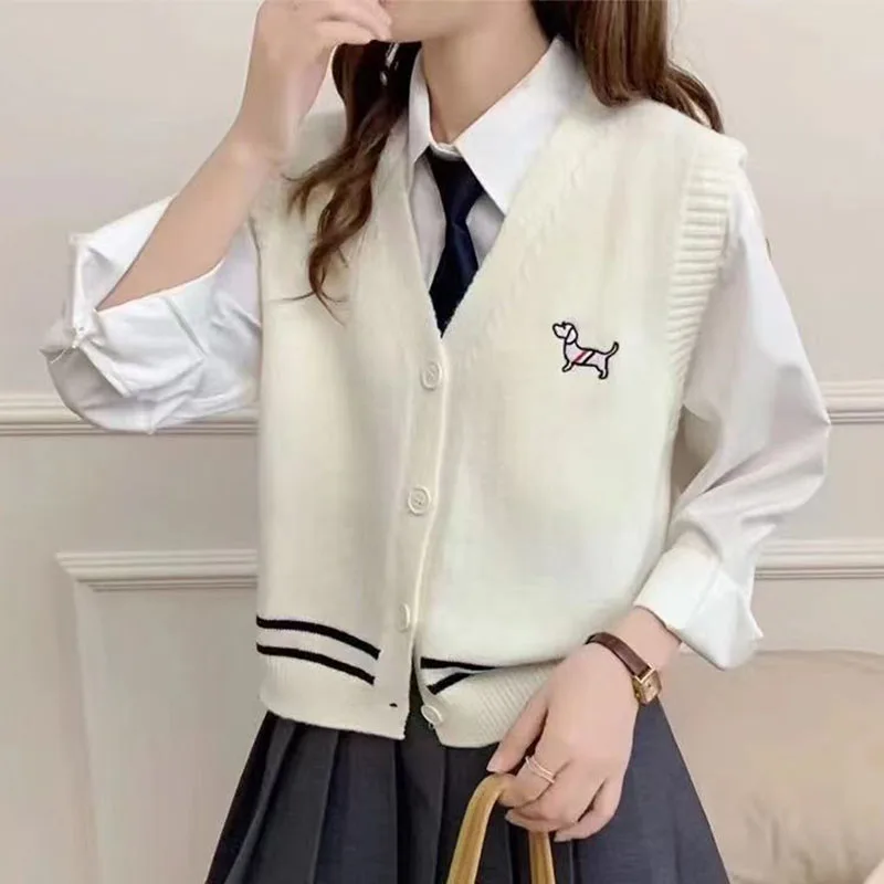 2025 autumn and winter cashmere knitted vest women's V-neck sleeveless pullover fashionable vest women's cashmere cardigan vest
2025 autumn and winter cashmere knitted vest women's V-neck sleeveless pullover fashionable vest women's cashmere cardigan vest
