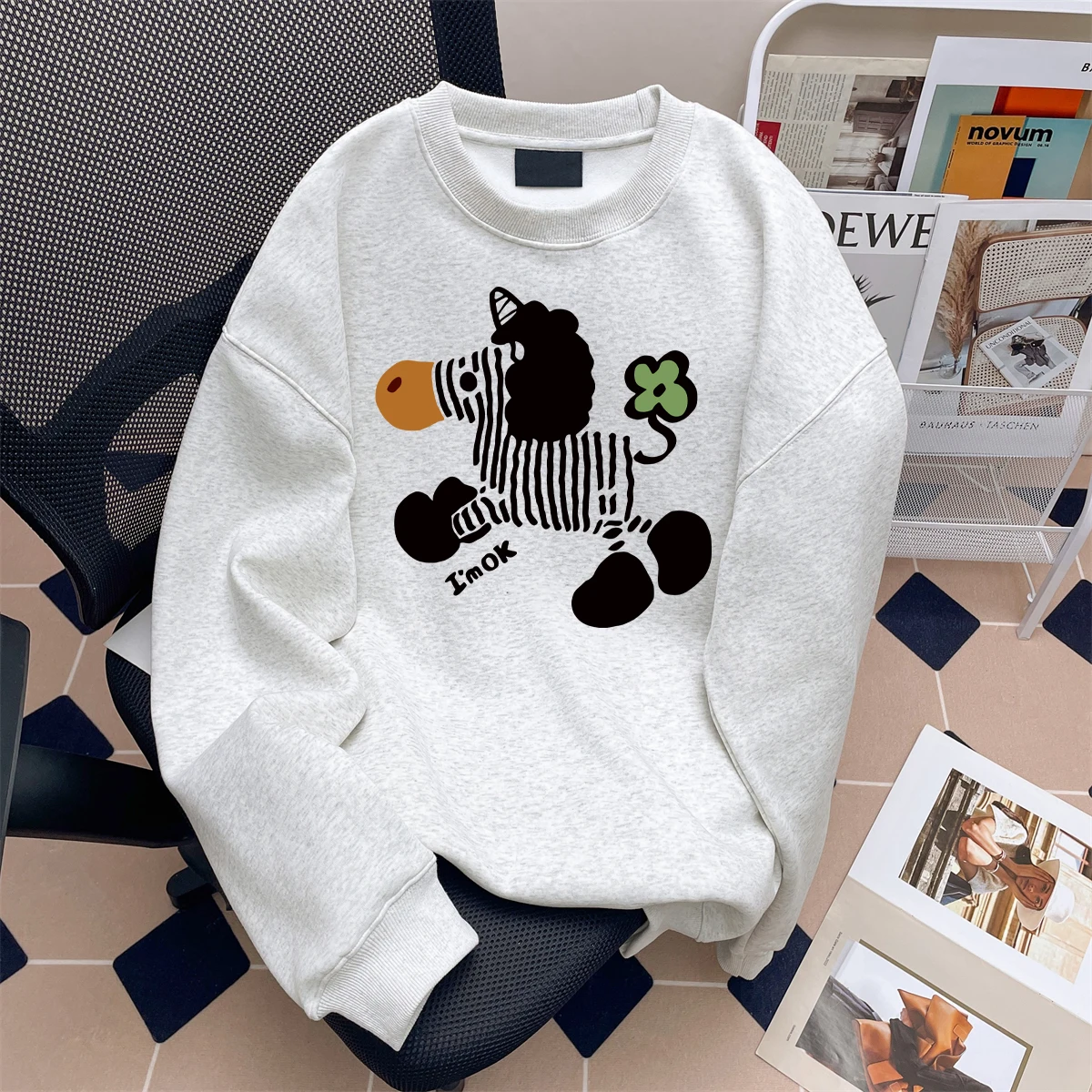 Очаровательный мужской свитшот с принтом зебры, свободного кроя, с круглым вырезом и длинными рукавами, повседневная верхняя одежда для осени, удобная уличная одежда
Очаровательный мужской свитшот с принтом зебры, свободного кроя, с круглым вырезом и длинными рукавами, повседневная верхняя одежда для осени, удобная уличная одежда