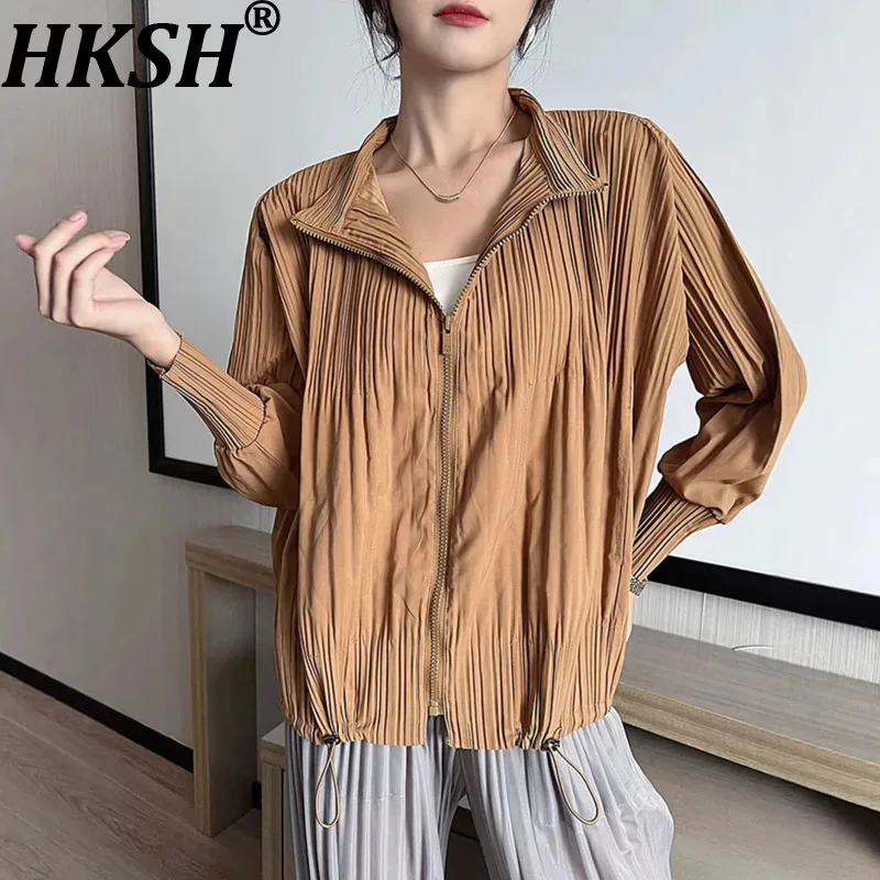 HKSH Women Jacket Pleated Drawstring Hem Zipper Versatile Solid Color Elegant High Street Casual Coats New Spring Autumn HK11365
HKSH Women Jacket Pleated Drawstring Hem Zipper Versatile Solid Color Elegant High Street Casual Coats New Spring Autumn HK11365