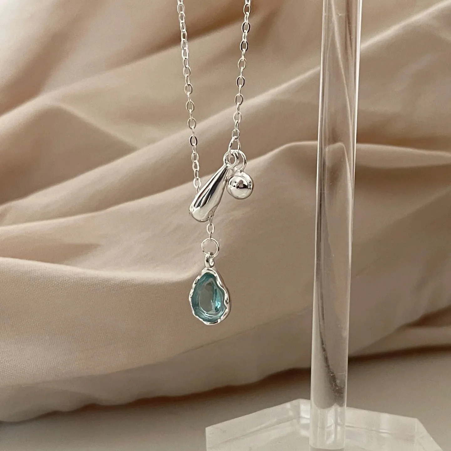 S925 Sterling Silver One Drop of Tears Necklace Women's Blue Water Drop Niche Design Premium Sense Explosive Clavicle Chain
S925 Sterling Silver One Drop of Tears Necklace Women's Blue Water Drop Niche Design Premium Sense Explosive Clavicle Chain