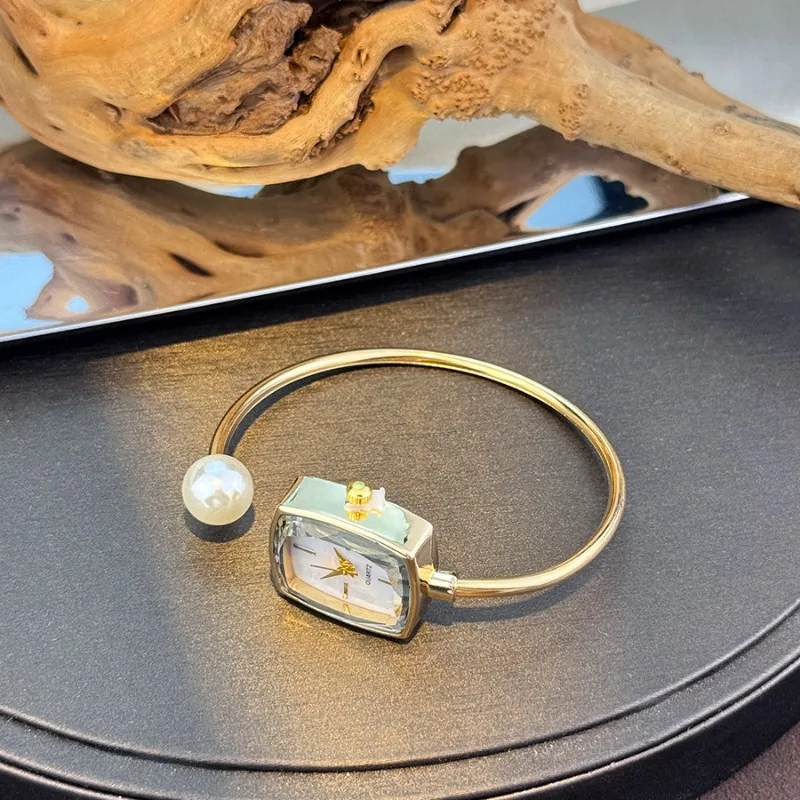 New Pearl Diamond Bracelet Wristwatch Ladies Europe and America Exquisite Small Sugar Cube High-end Sense Women's Quartz Watches
New Pearl Diamond Bracelet Wristwatch Ladies Europe and America Exquisite Small Sugar Cube High-end Sense Women's Quartz Watches