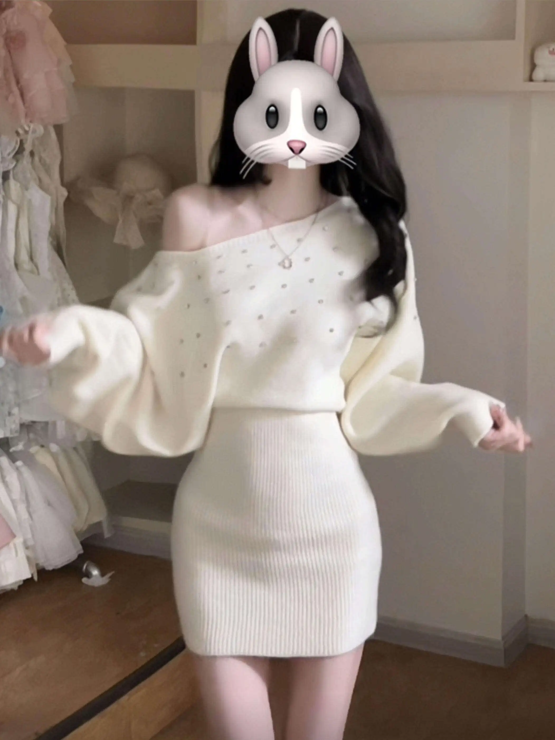 White One-Shoulder Long-Sleeve Knitted Short Dress Women's Autumn Winter Fashion Slimming Diamond Heat-Treatment Skirt
White One-Shoulder Long-Sleeve Knitted Short Dress Women's Autumn Winter Fashion Slimming Diamond Heat-Treatment Skirt