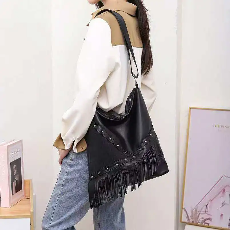 2026 Fashion-style rivet vintage women's bag large capacity casual single-shoulder slanted crossbody fringed bag
2026 Fashion-style rivet vintage women's bag large capacity casual single-shoulder slanted crossbody fringed bag