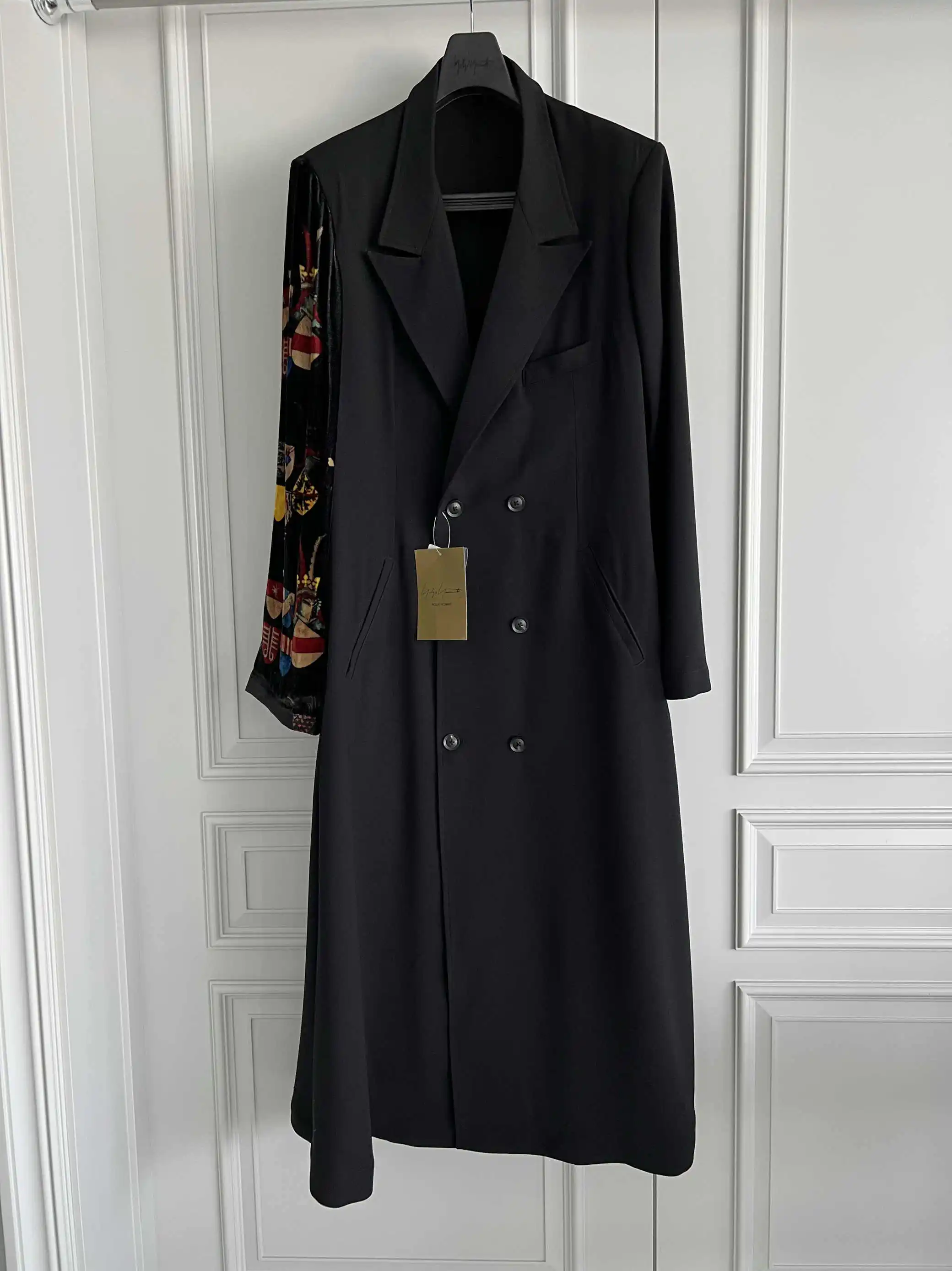 TOP-YAMAMOTO's original design features a pleated velvet coat and a thin printed trench coat
TOP-YAMAMOTO's original design features a pleated velvet coat and a thin printed trench coat