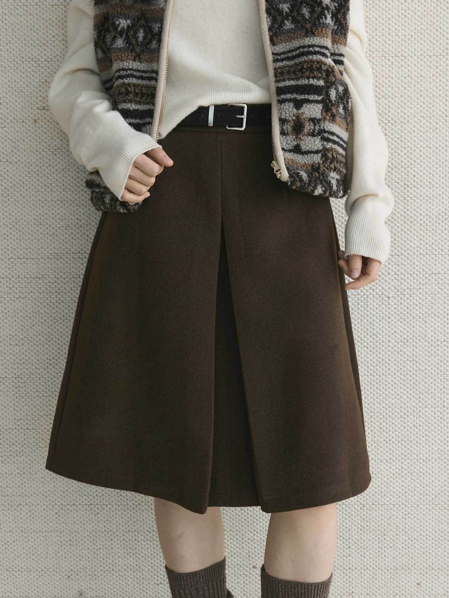 Winter new Korean retro pleated belt with woolen A-line skirt, stylish mid skirt for women
Winter new Korean retro pleated belt with woolen A-line skirt, stylish mid skirt for women