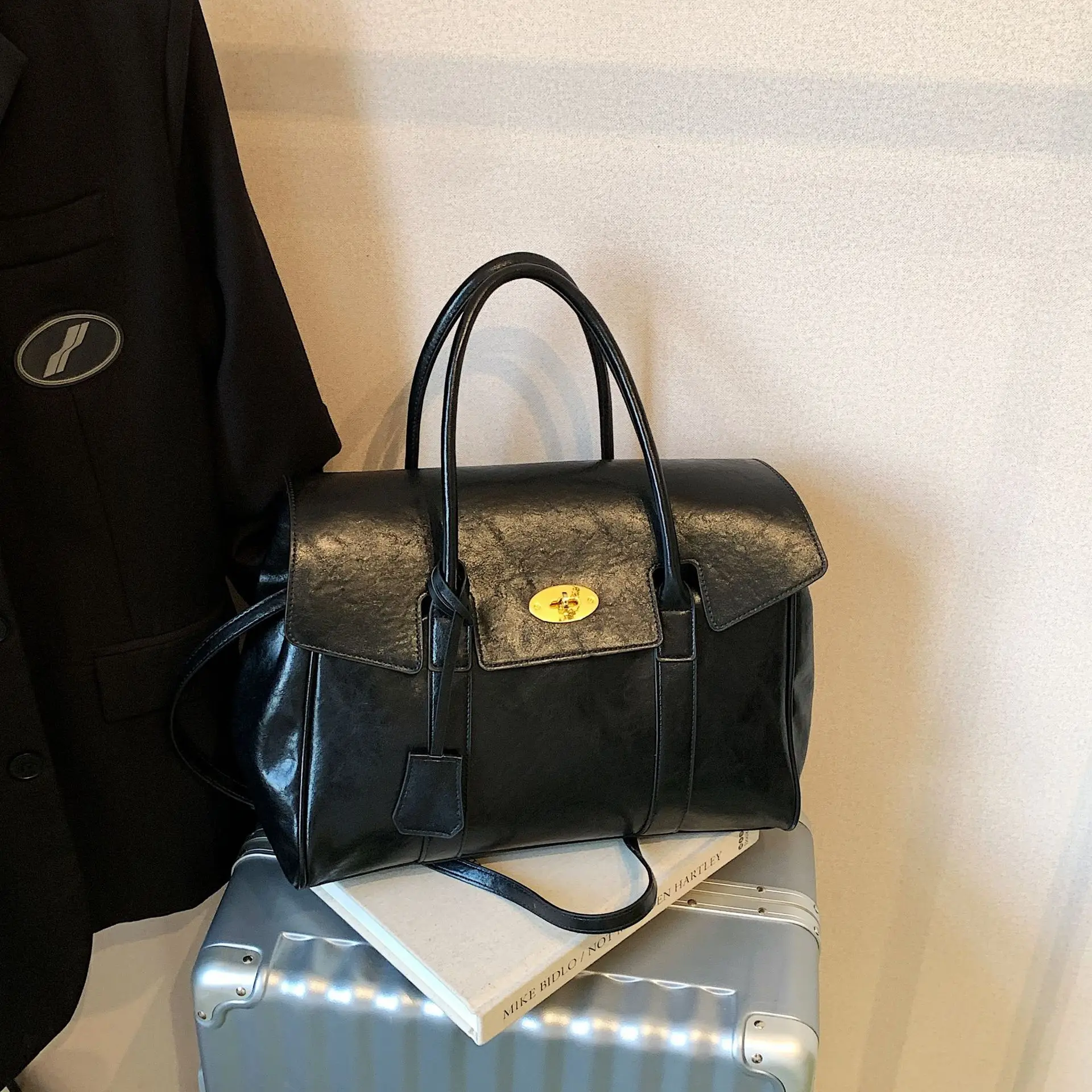 Зимняя модная женская сумка-тоут 2025 года, многосторонняя сумка через плечо из натуральной кожи большой вместимости, винтажная шикарная рабочая сумка
Зимняя модная женская сумка-тоут 2025 года, многосторонняя сумка через плечо из натуральной кожи большой вместимости, винтажная шикарная рабочая сумка