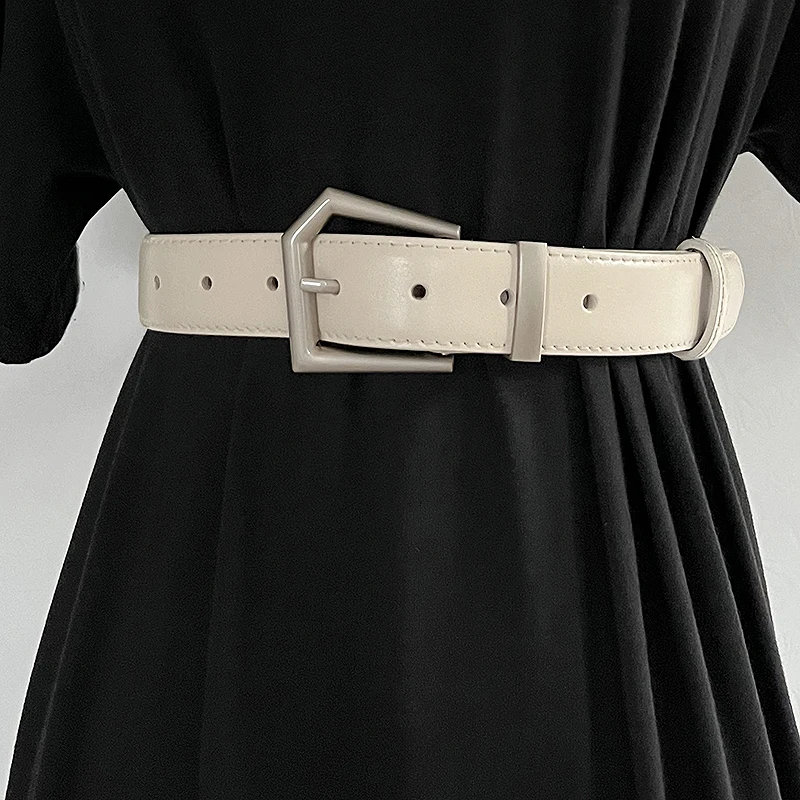 Женские джинсы из натуральной кожи шириной 2,8 см, белые дизайнерские нишевые джинсы, универсальные ремни в стиле ретро, женский модный серебряный ремень неправильной формы
Женские джинсы из натуральной кожи шириной 2,8 см, белые дизайнерские нишевые джинсы, универсальные ремни в стиле ретро, женский модный серебряный ремень неправильной формы